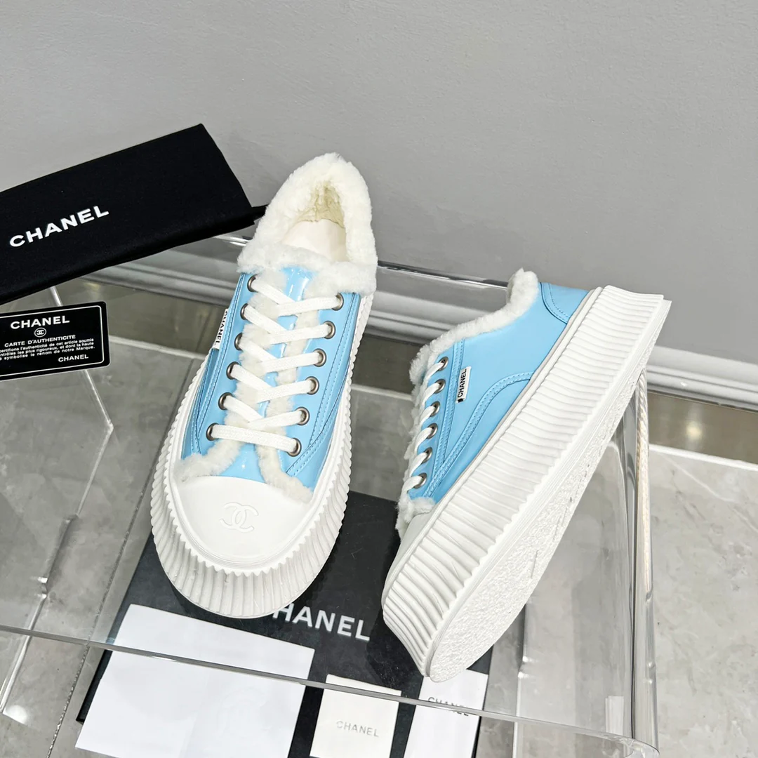 Весенняя коллекция Chanel 2022 — Повседневные туфли на платформе с меховой отделкой — Синие