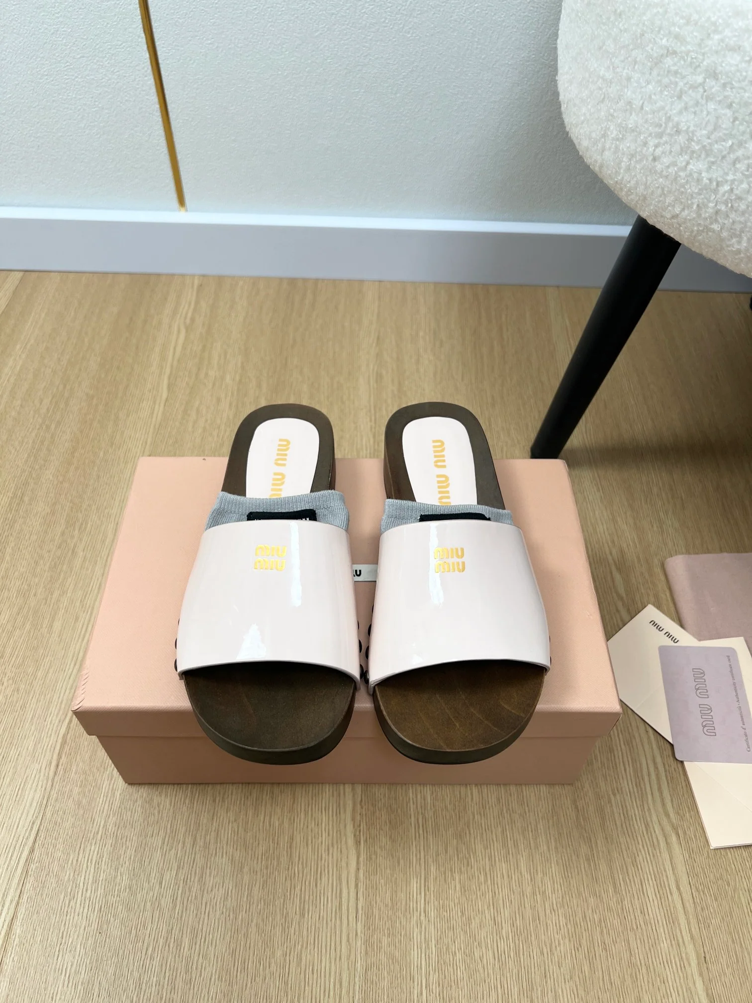 Деревянные тапочки Miu Miu 2024 - белые