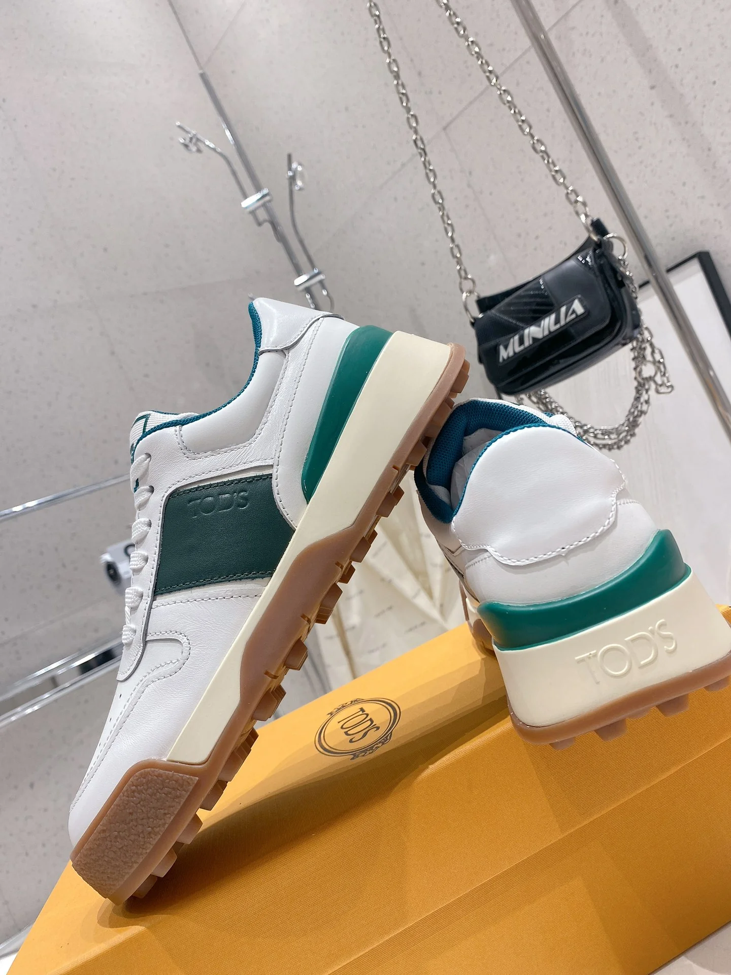 Весенняя коллекция Tods 2023 — Повседневная обувь — Парная модель — Коричневая подошва с зеленой отделкой