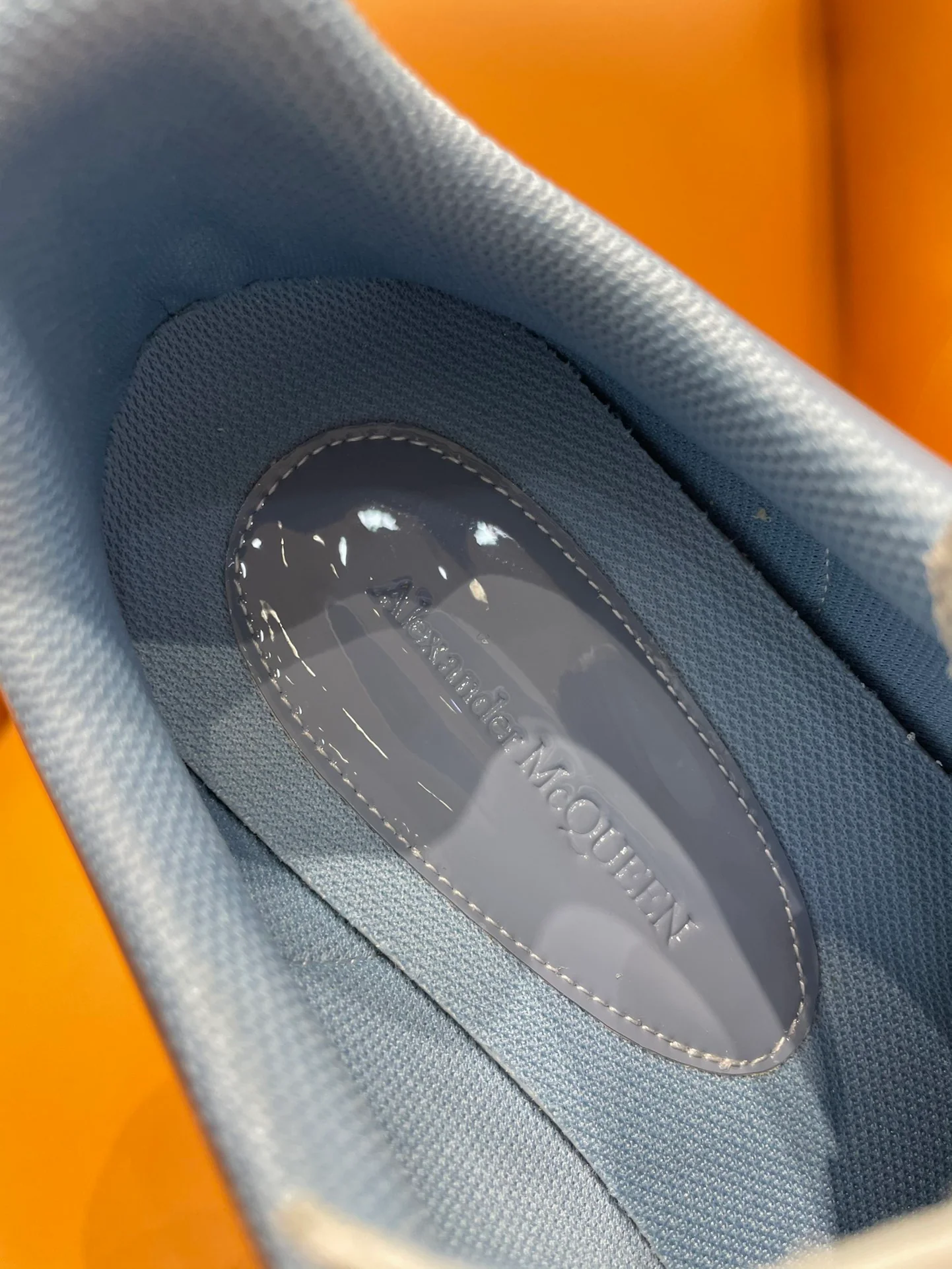 McQueen - Классические белые кроссовки - Синяя задняя часть