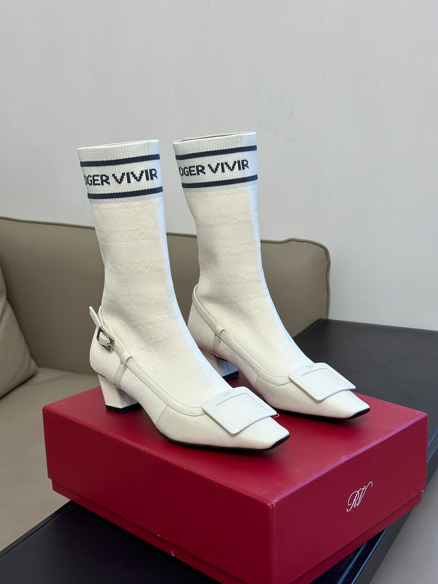 Обувь RV Shoes - Новинка сезона осень/зима 2023 - Ботильоны-носки на высоком каблуке с квадратным носком - Белые