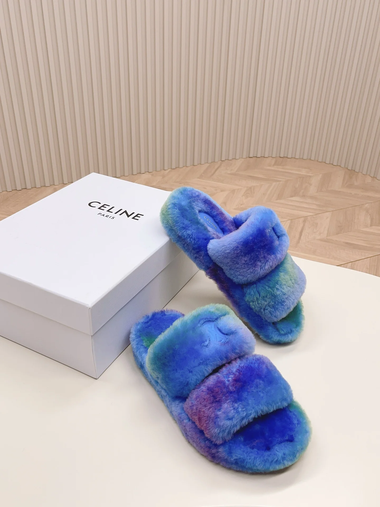 Новинка сезона осень/зима 2023 от Celine - Меховые тапочки - Синие