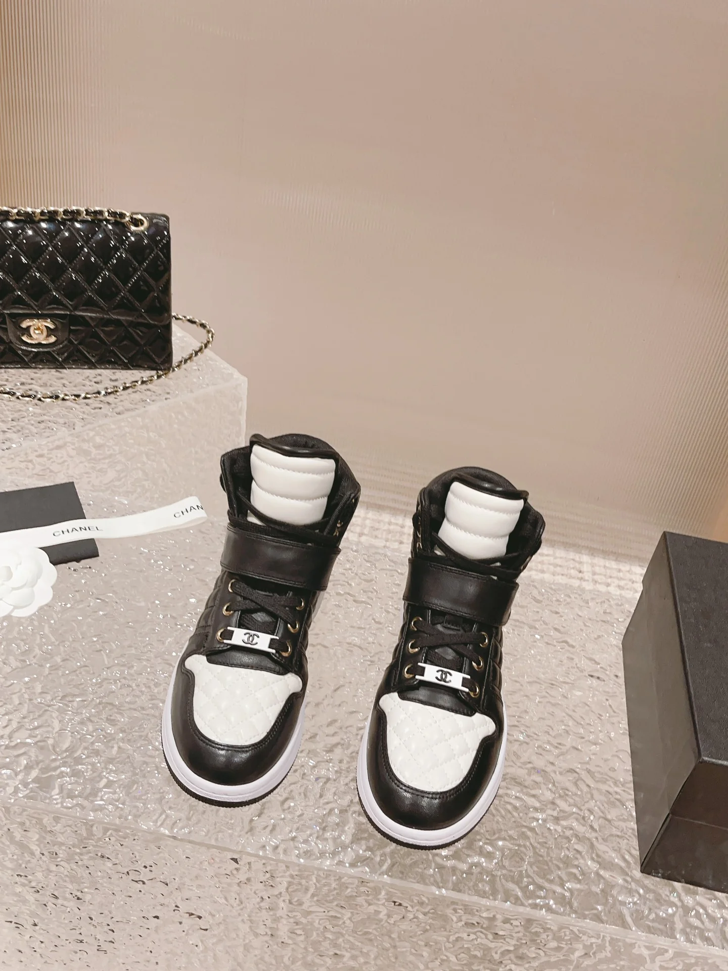 Высокие кроссовки Chanel на липучках, черные.