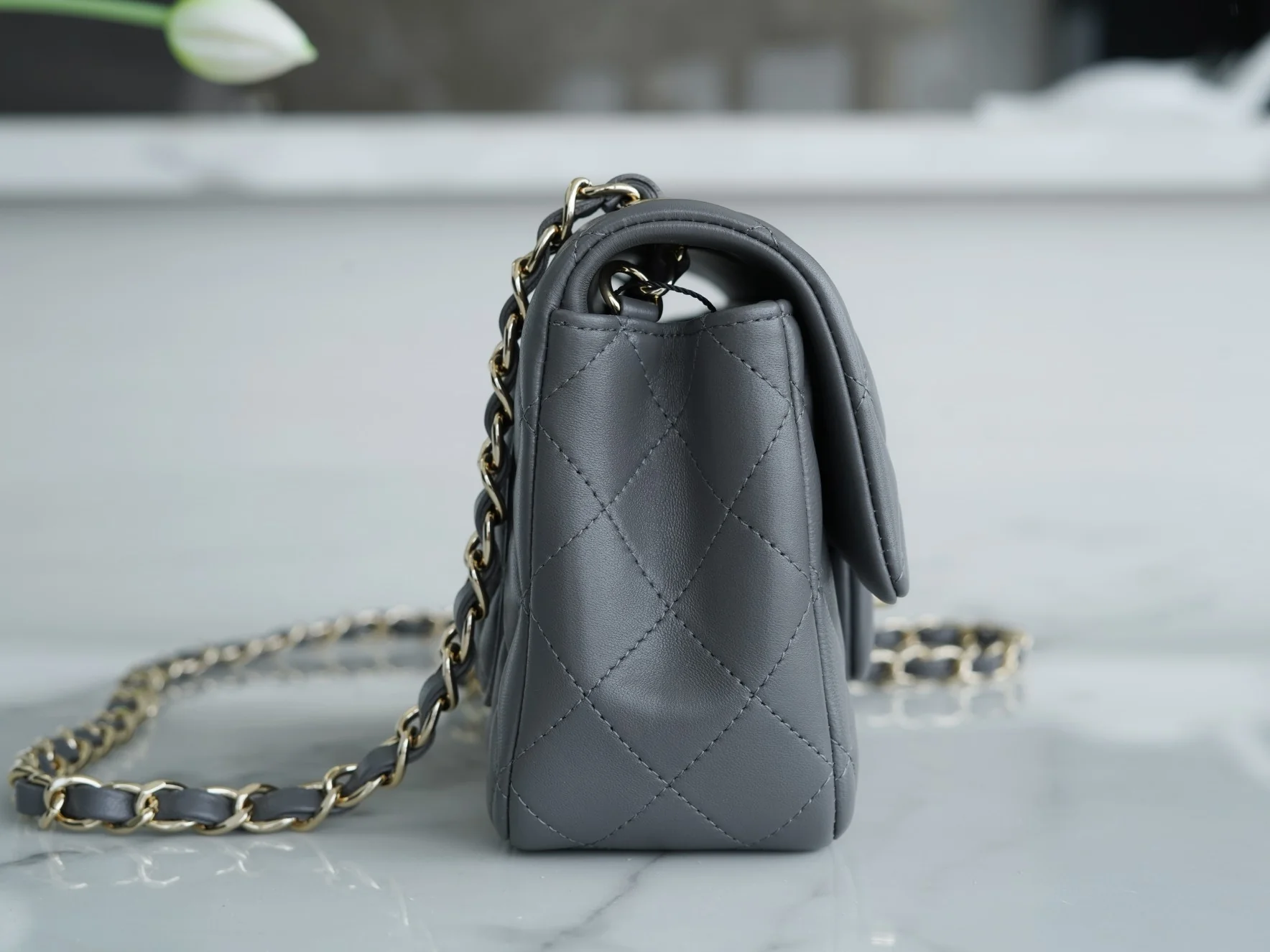 Мини-сумка Chanel CF 20 см, темно-серая, из овечьей кожи, со светло-золотистой пряжкой CF20