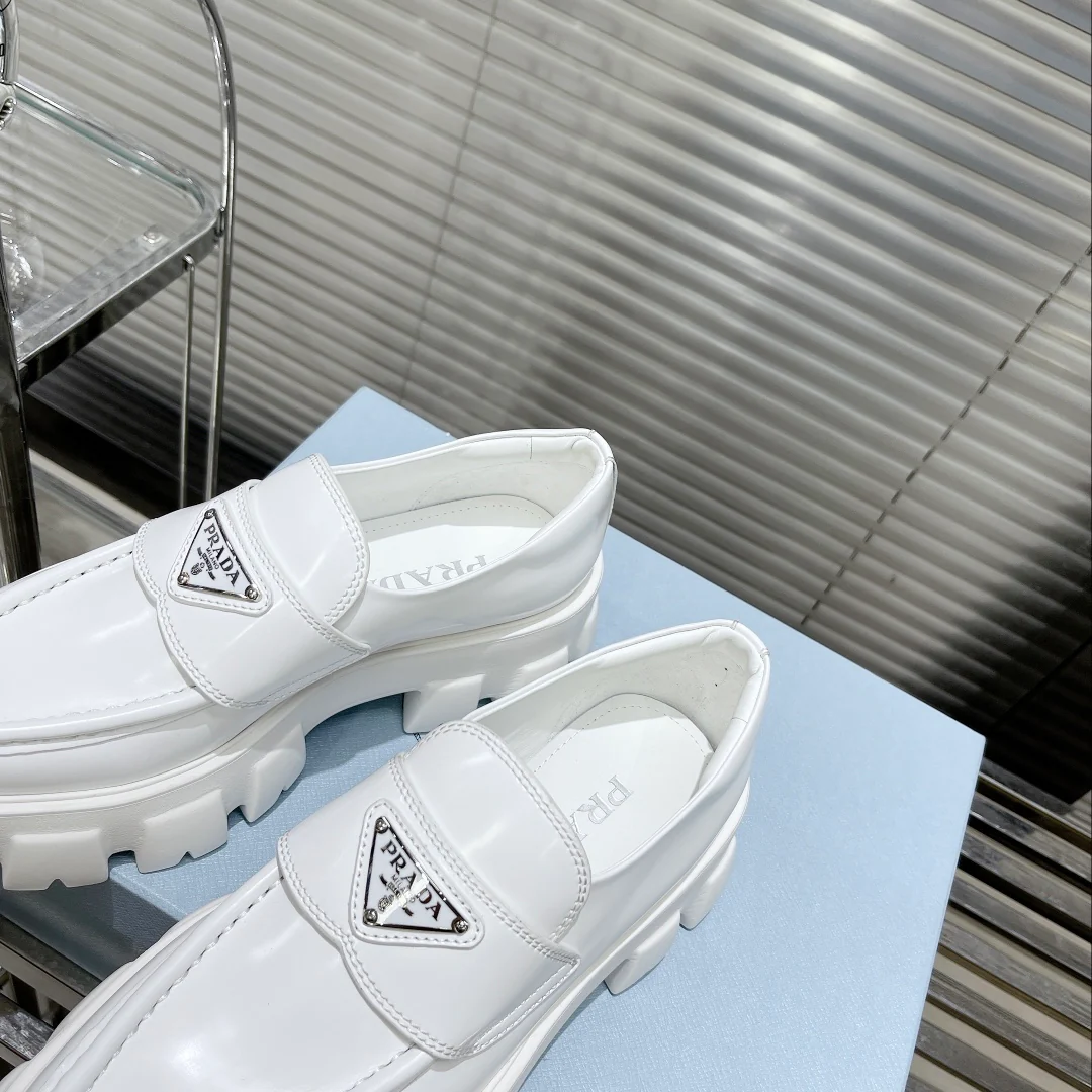 Акробатические трюки на платформе Prada с острым носком