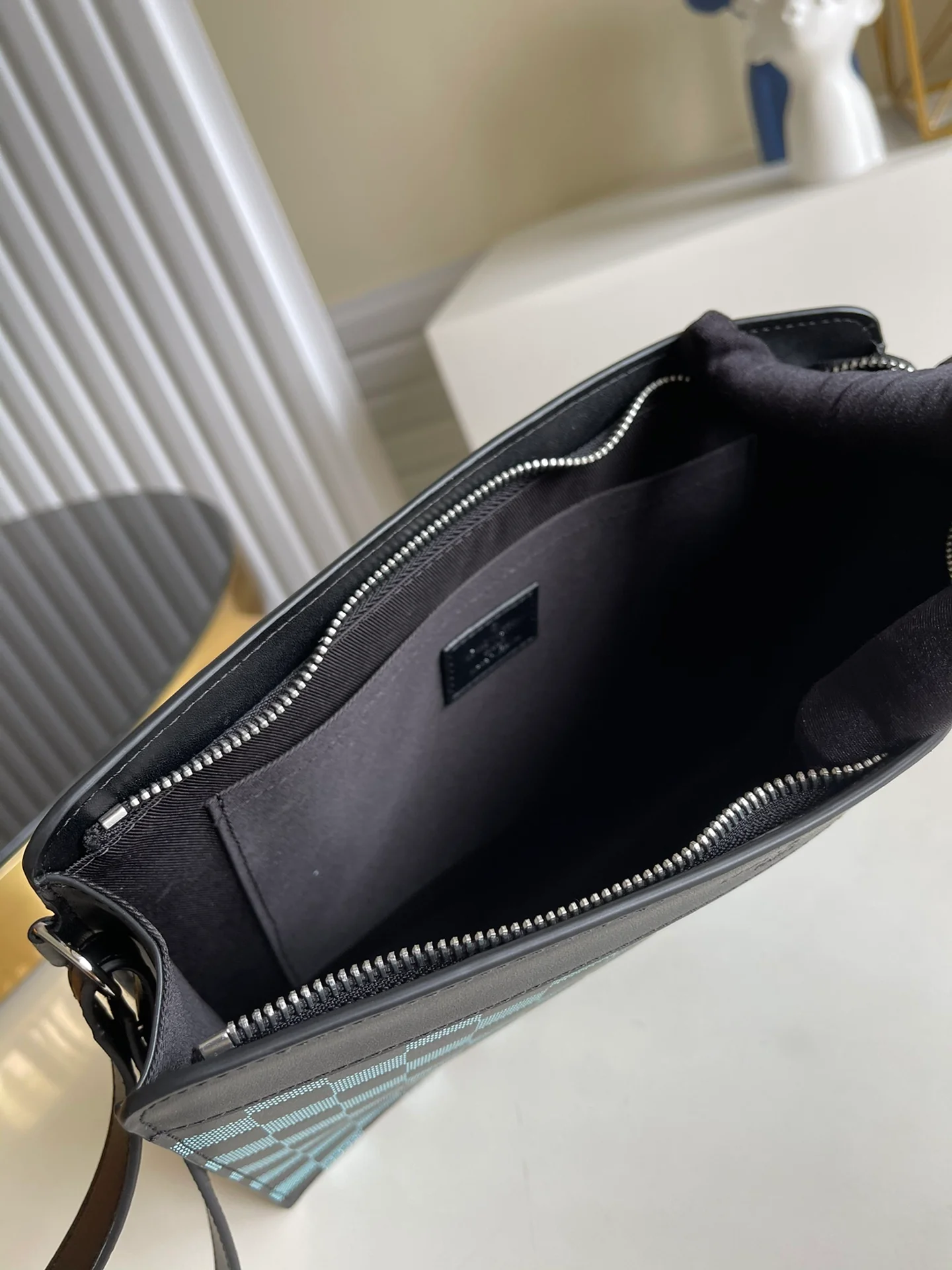 lv-n60448-standing-clutch-1