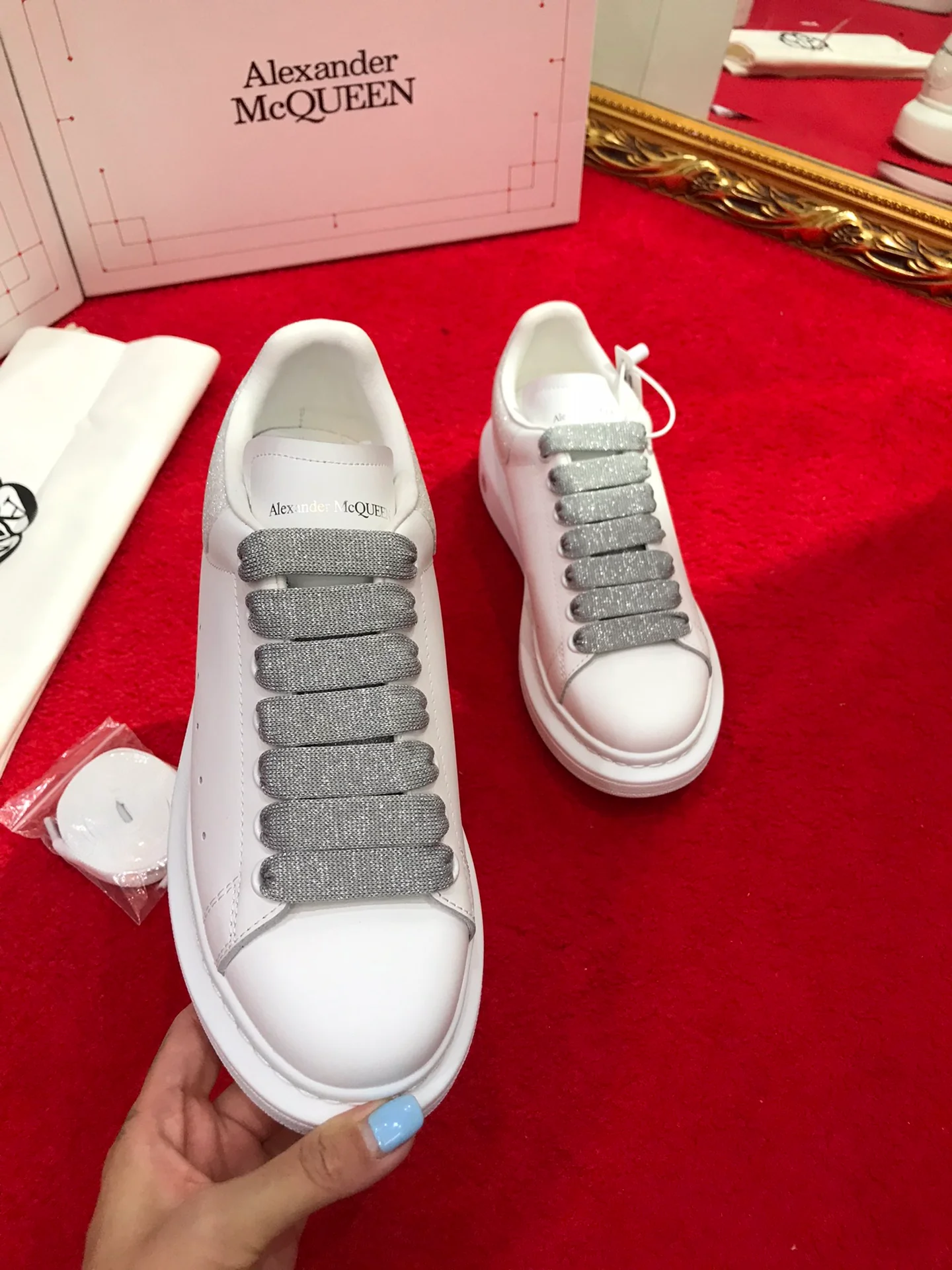 Классические белые кроссовки McQueen с блестками, серебристые.