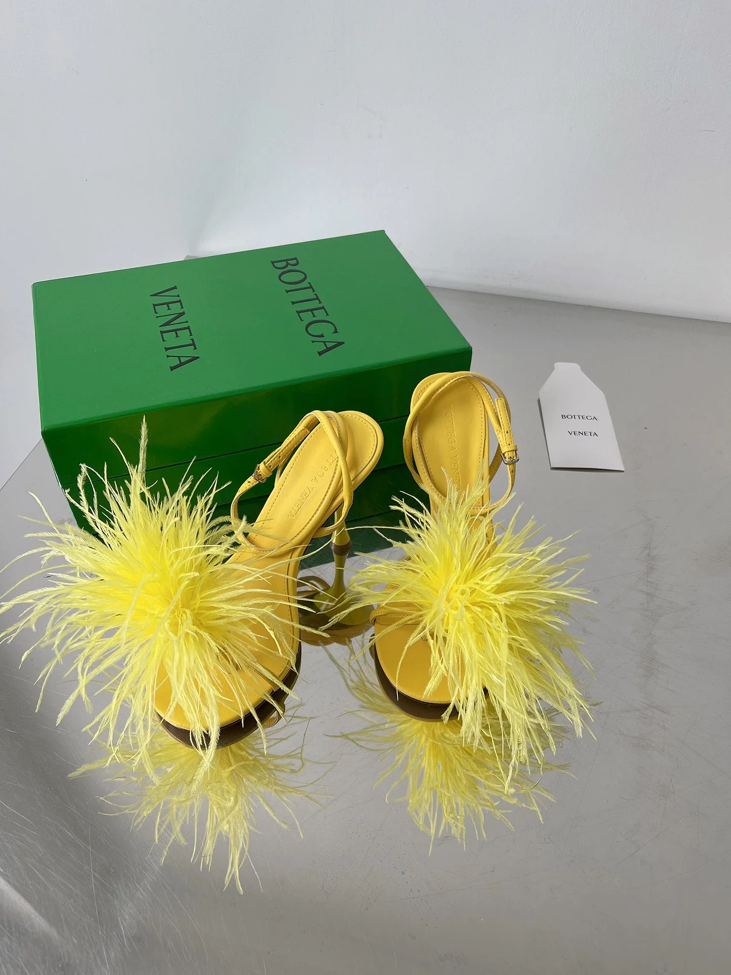 BV - Босоножки на высоком каблуке с облегающим силуэтом - Желтые