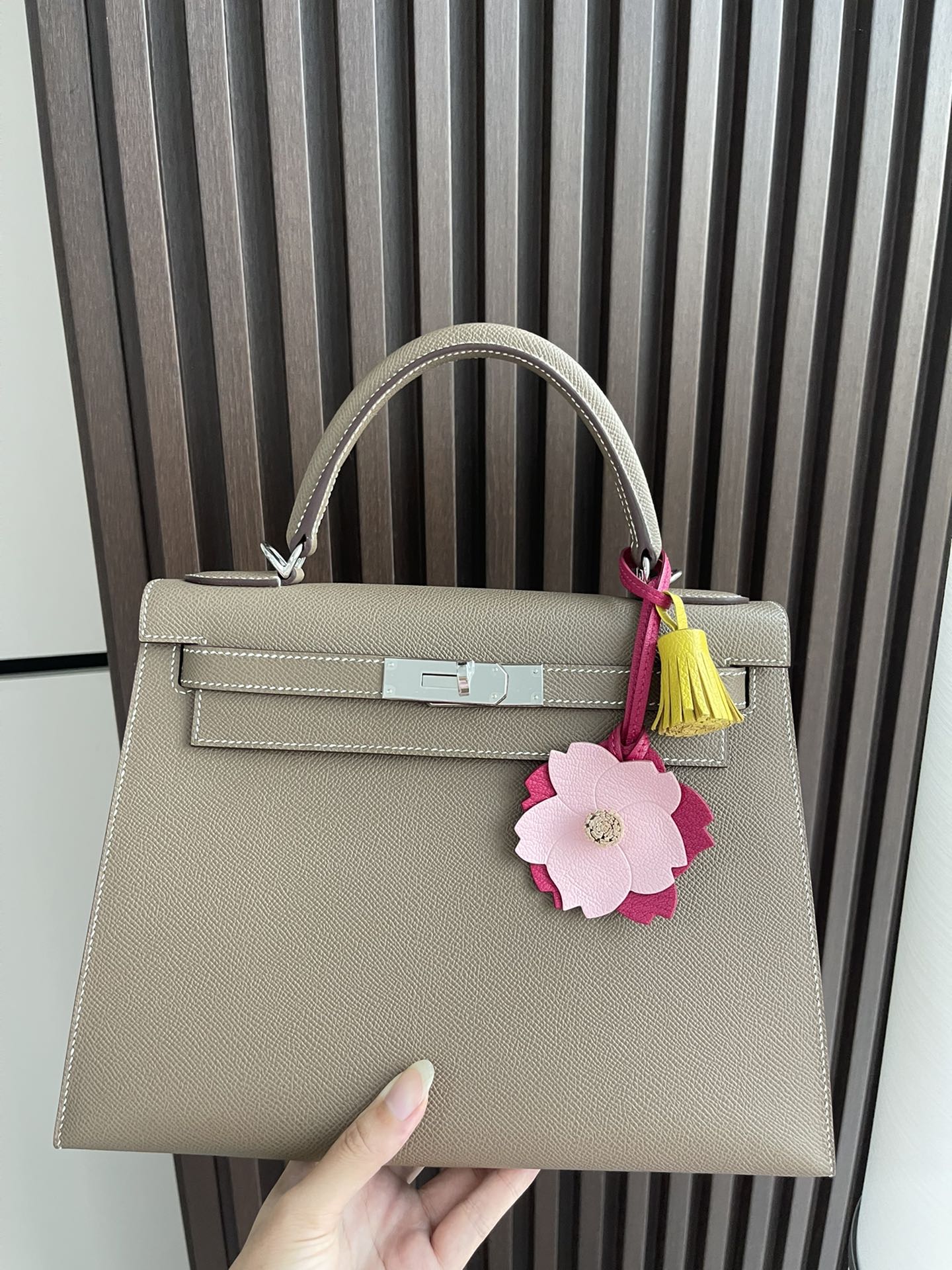 Hermes Kelly 28 Epsom, внешний шов, цвет ?слоновий серый?, серебряная пряжка