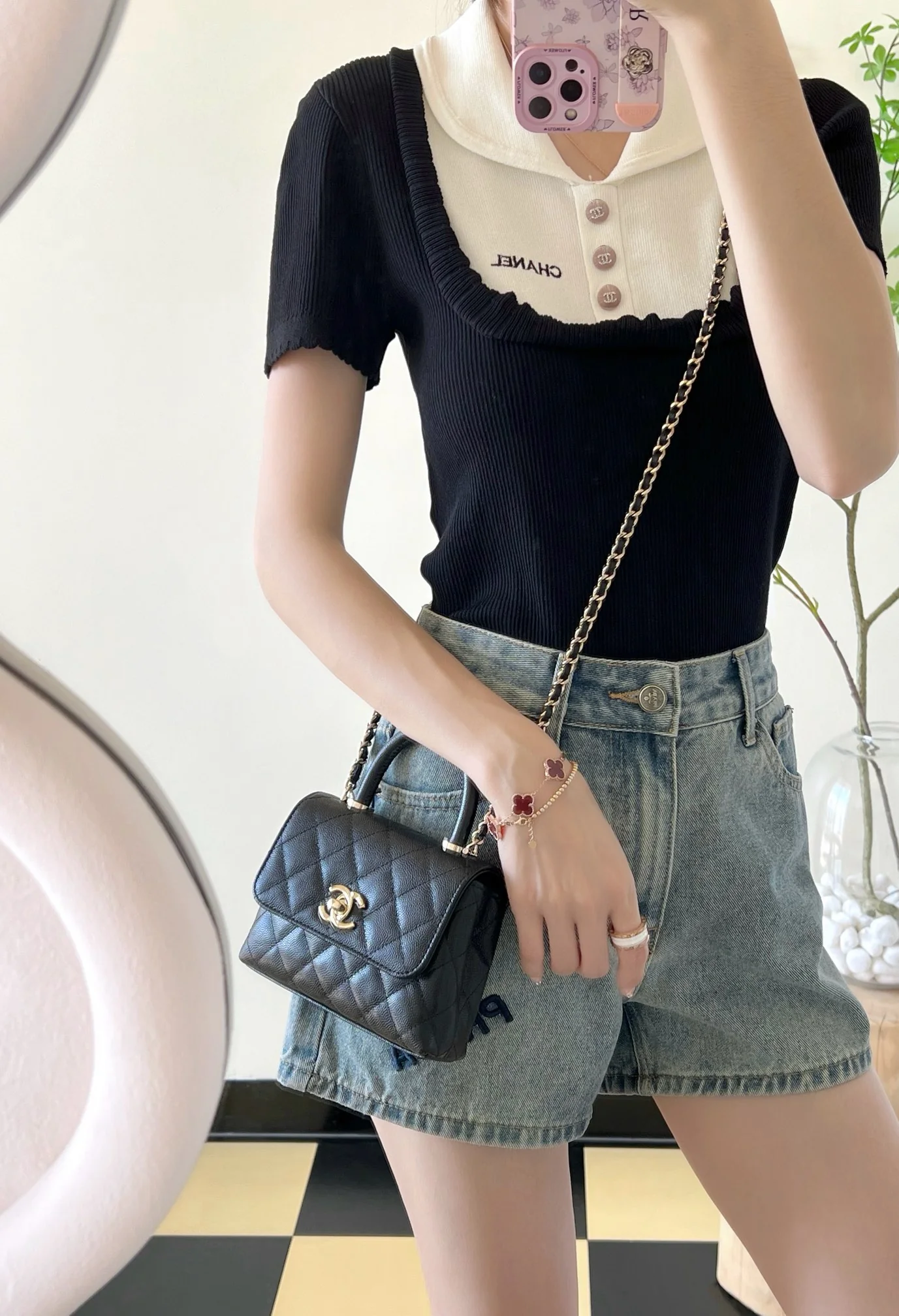 Сумка Chanel с цепочкой и клапаном — черная с фурнитурой из светлого золота.