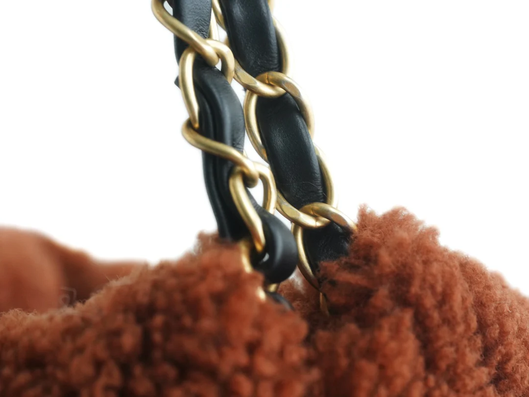 Сумка Chanel No. 22 — вариант с овчиной — чёрно-коричневая.