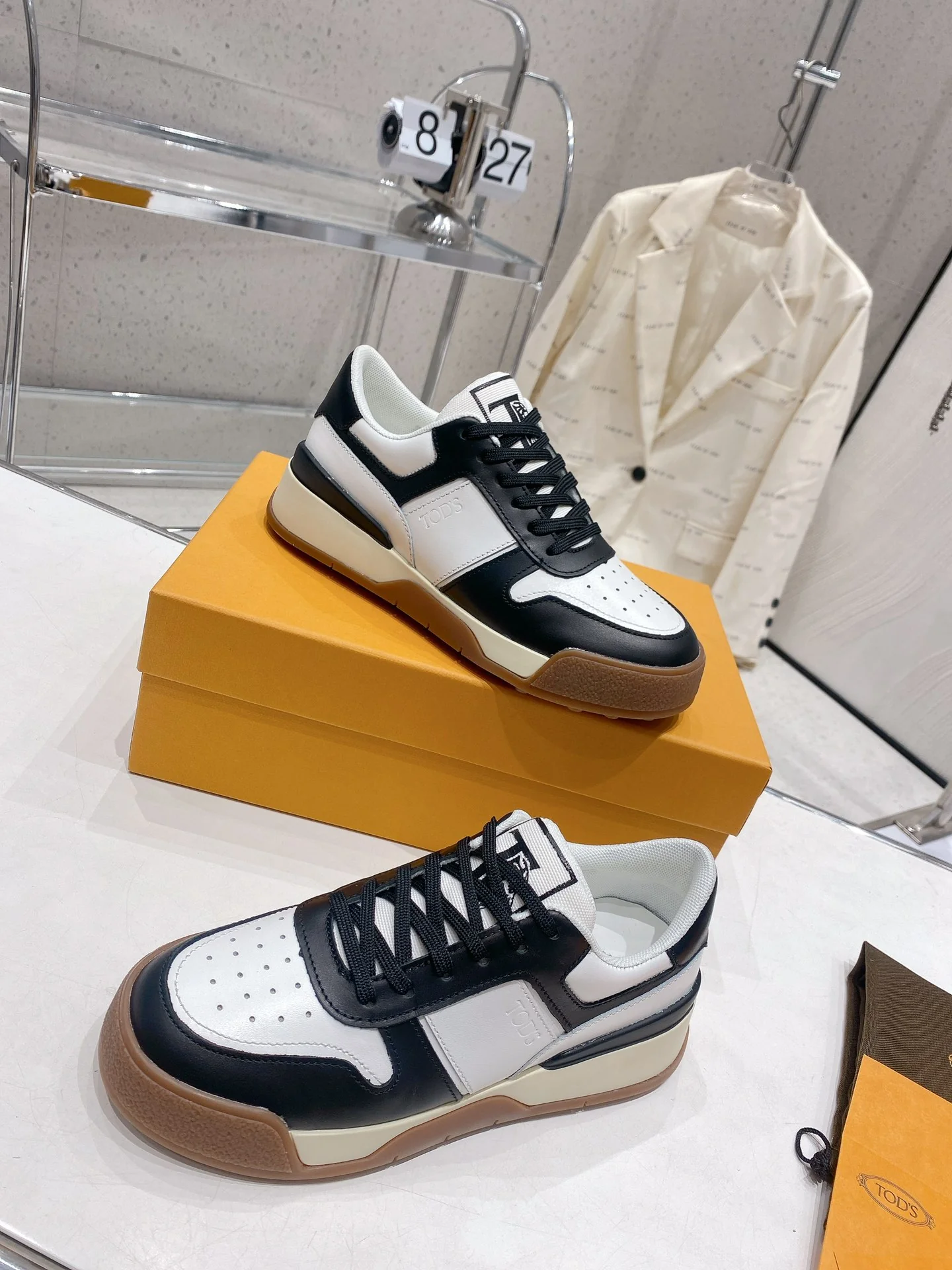 Весенняя коллекция Tods 2023 — Повседневная обувь — Парная модель — Коричневая подошва с черной отделкой