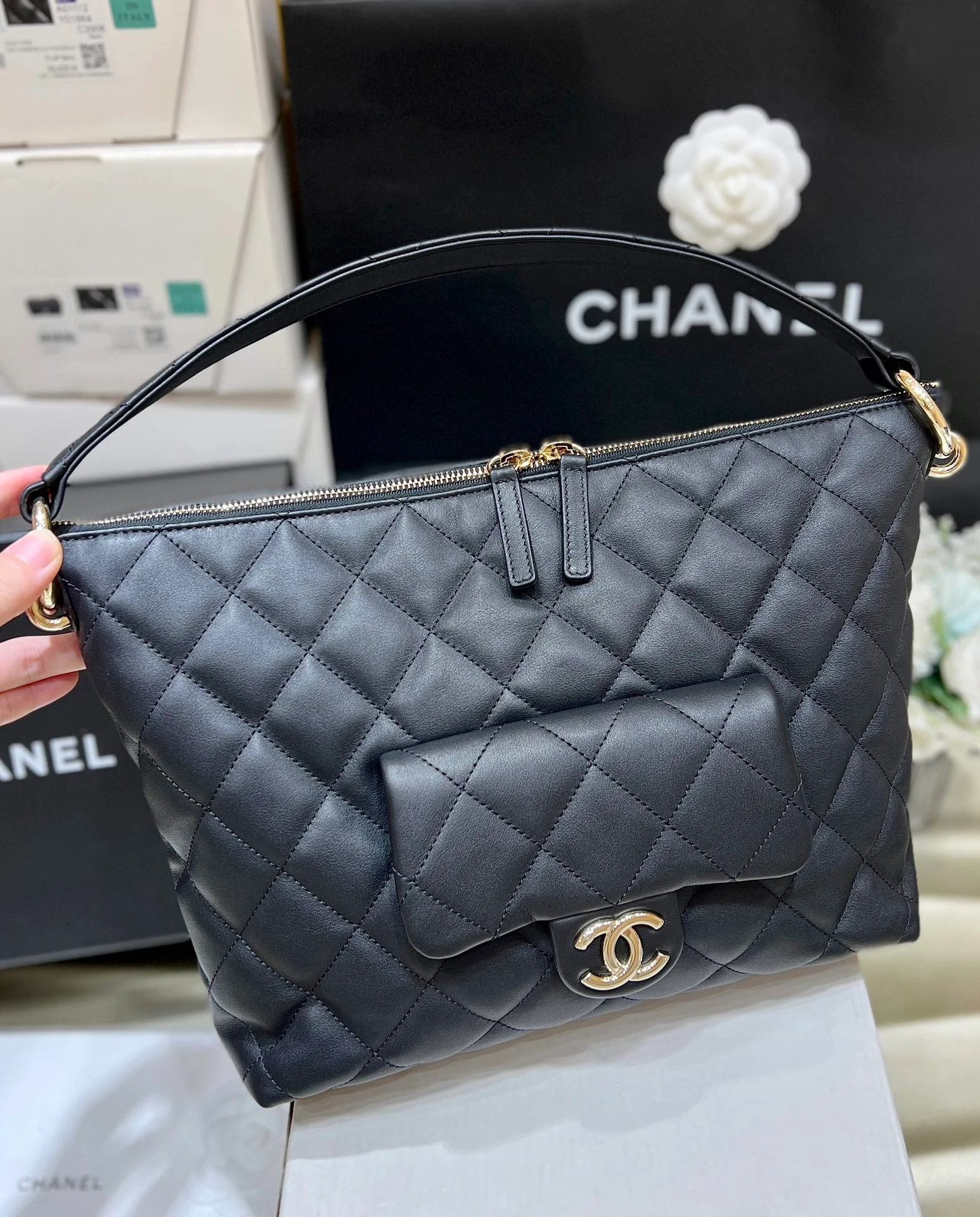 Коллекция Chanel осень/зима 2023 - Сумка-хобо в стиле хиппи - Овечья кожа - Черная