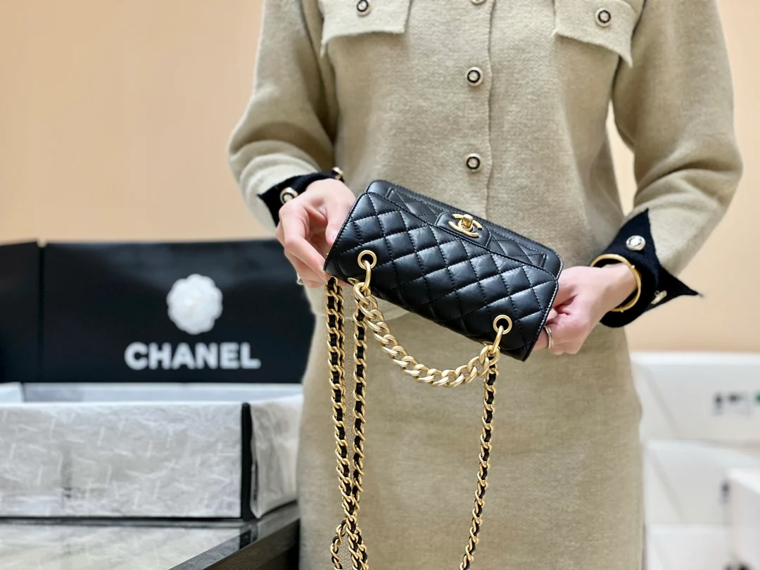 Новинка сезона весна/лето 2023 от Chanel - кожаная сумка Tofu Reissue - фотографии в действии.