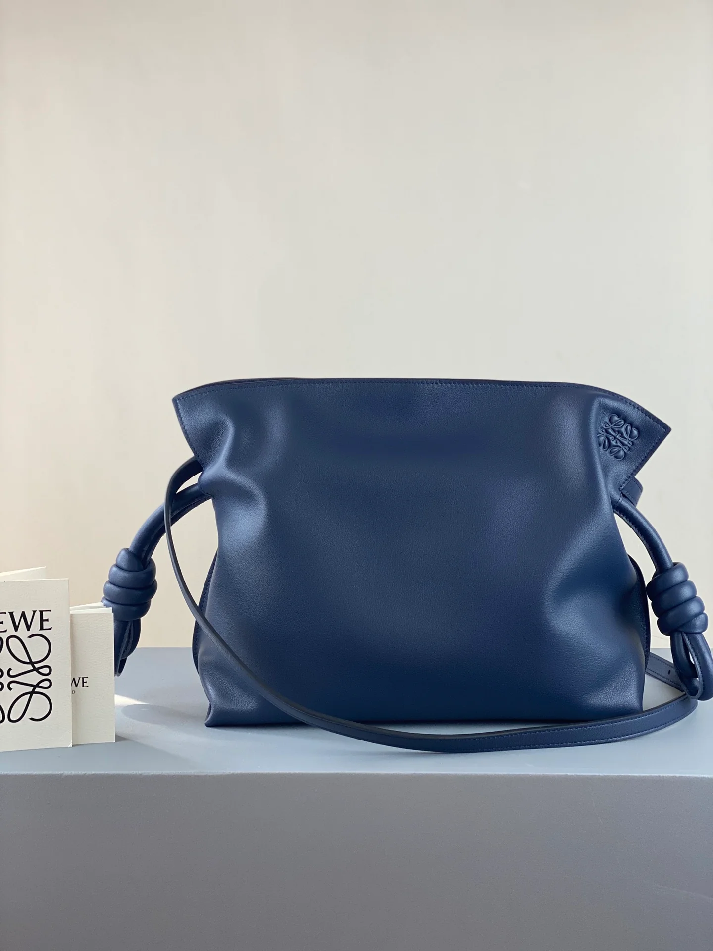 Loewe 2020, модернизированная кожа Flamenco, темно-синий цвет.