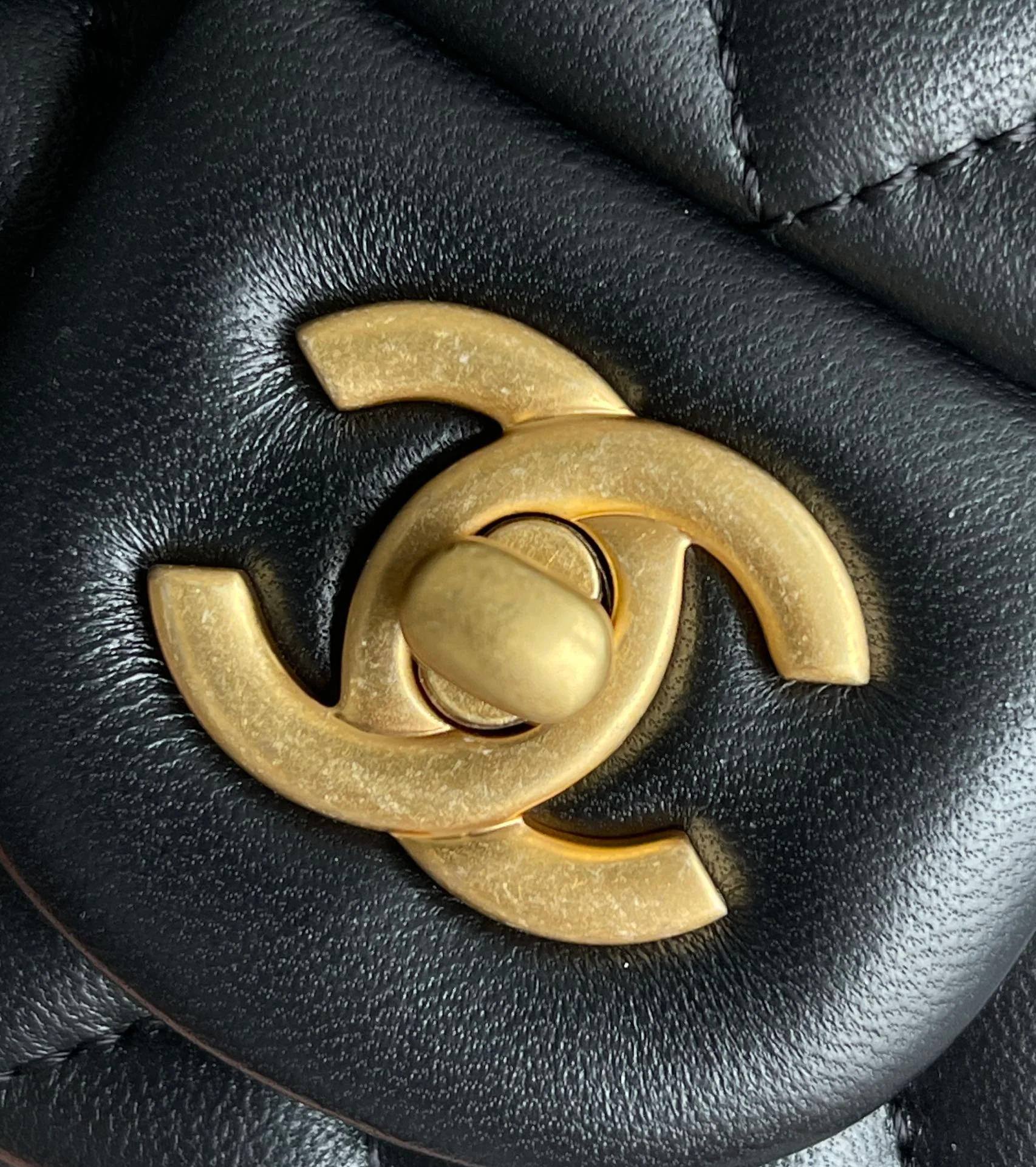 Сумка Chanel Camellia Buckle CF Square Fat Bag весна/лето 2023 — черная — 20 см