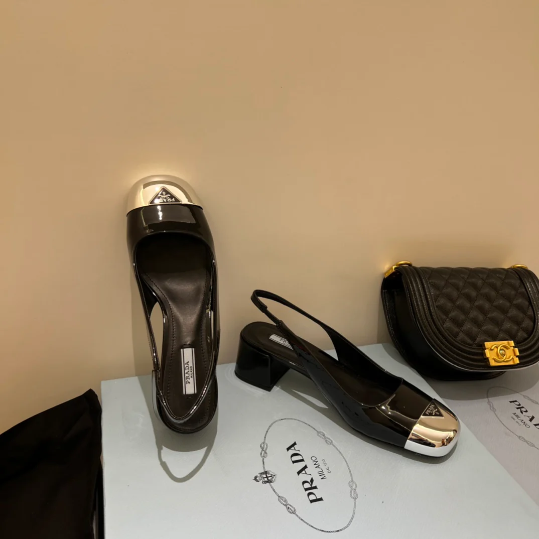 Новинка сезона осень/зима 2022 от Prada — металлические сандалии с закругленным носком.