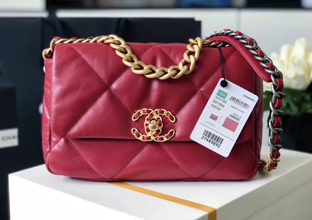 Сумка Chanel 19 — маленькая, сапфирово-красная.