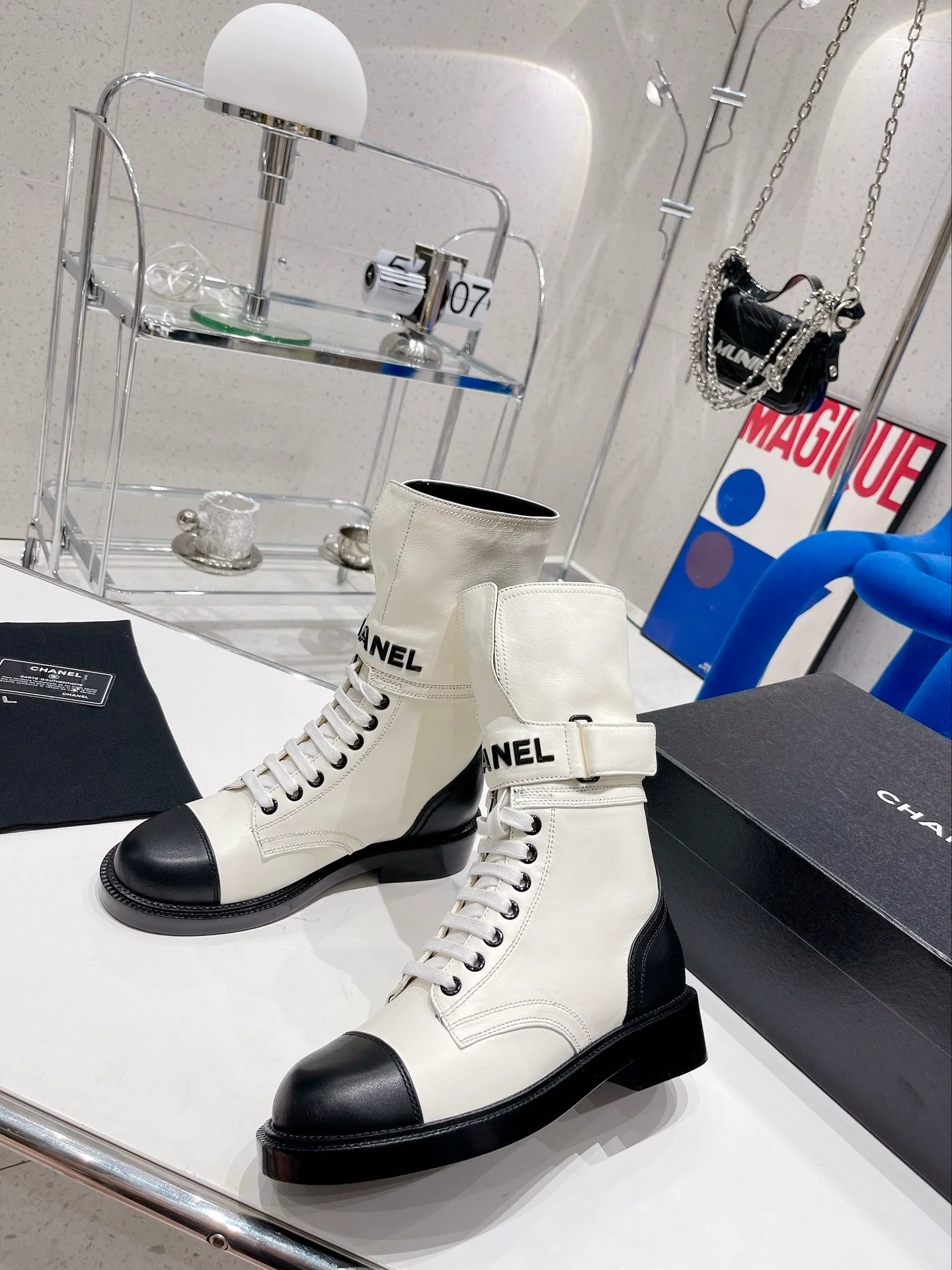 Новинка сезона осень/зима 2022 от Chanel — Ботинки Dr. Martens на шнуровке — Белые