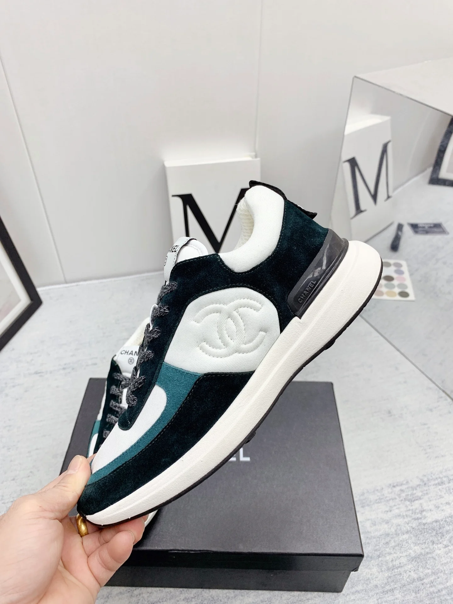 Chanel - Твидовые кроссовки в стиле пэчворк - Повседневные кроссовки - Черно-синие