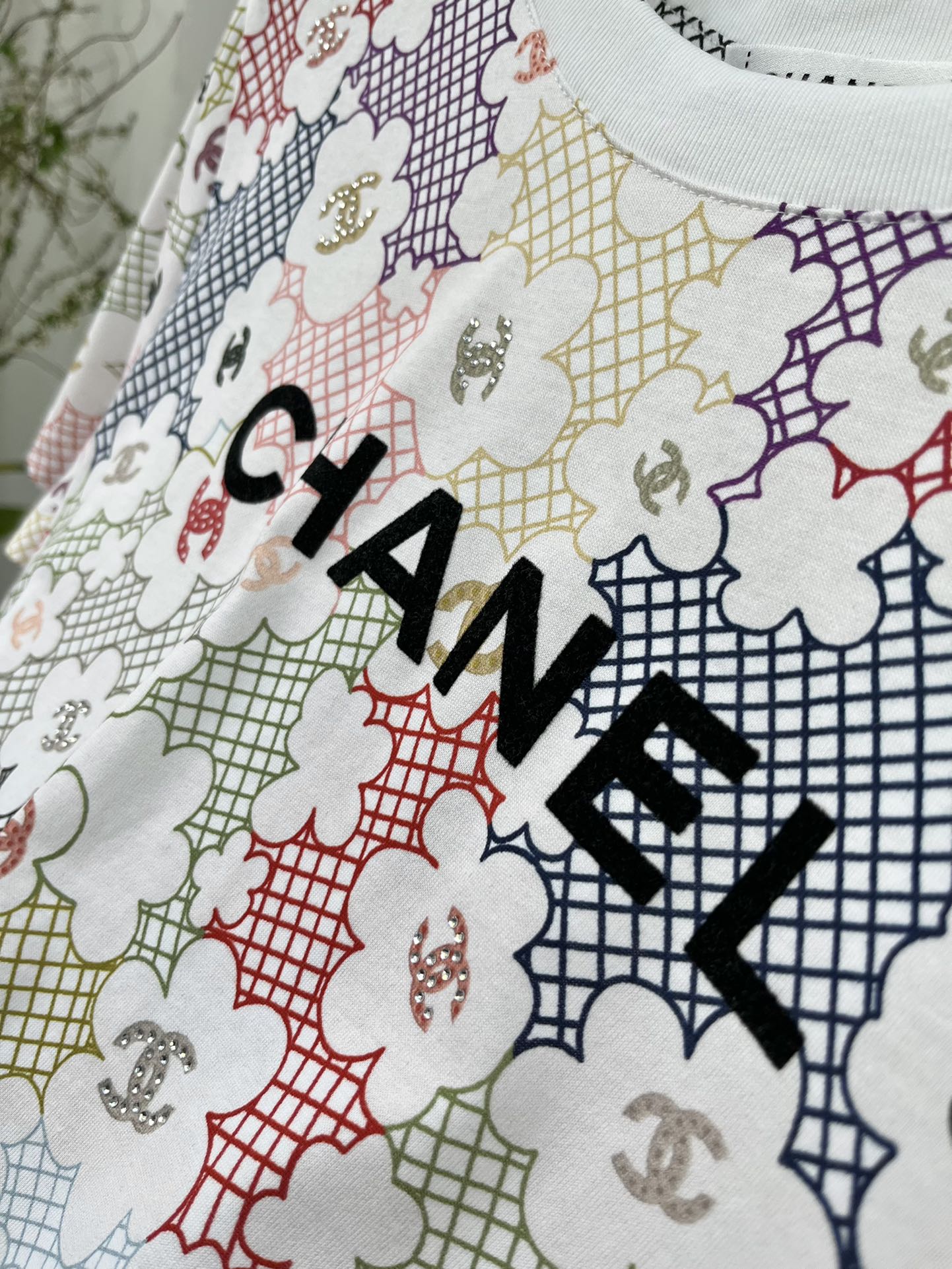 Футболка в стиле Chanel - 2403 - с сетчатым принтом, изготовленная на заказ из мерсеризованного хлопка.