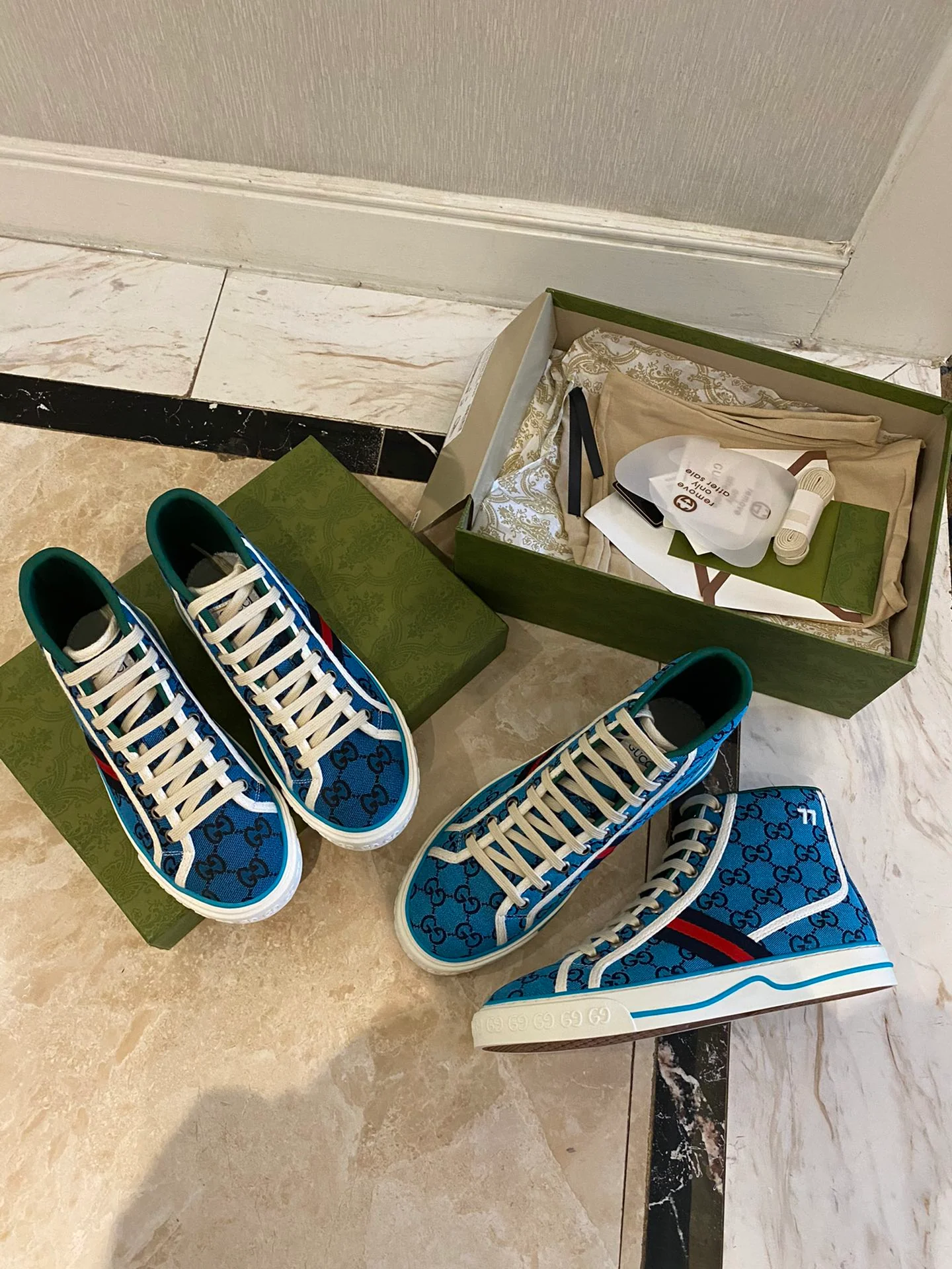 Высокие кеды Gucci с монограммой из канваса - 3