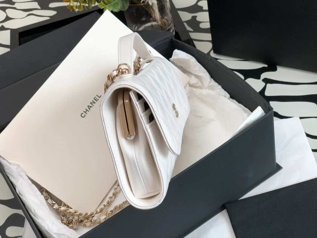 Вечерняя сумочка Chanel, новинка 2022 года - белая.