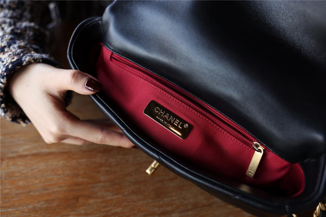 Сумка Chanel 19 — черная с золотой фурнитурой — маленькая