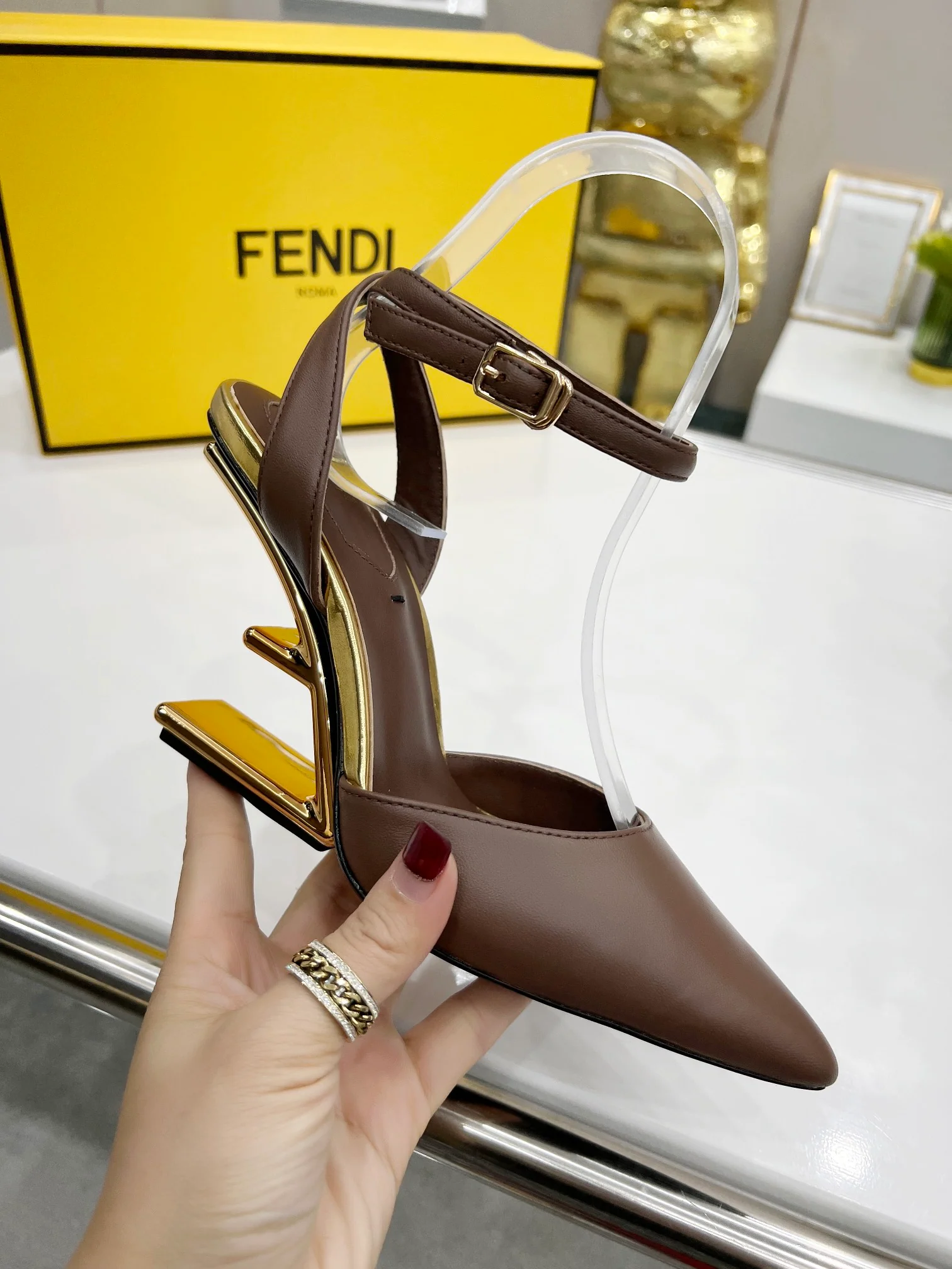 Fendi - Стильные туфли на высоком каблуке F-образной формы - Коричневые