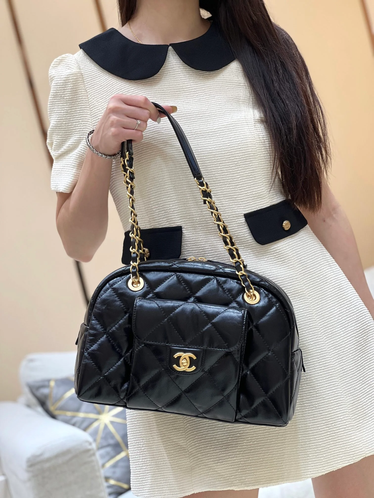 Маленькая сумка-боулинг Chanel 24a - черная