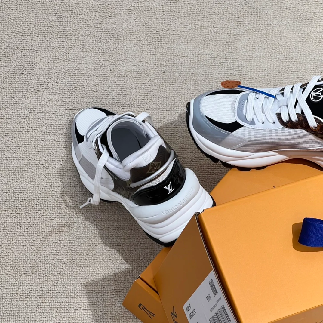 Новинка LV 2023 года - Серия Run 55 - Кроссовки на платформе Monogram - Серые