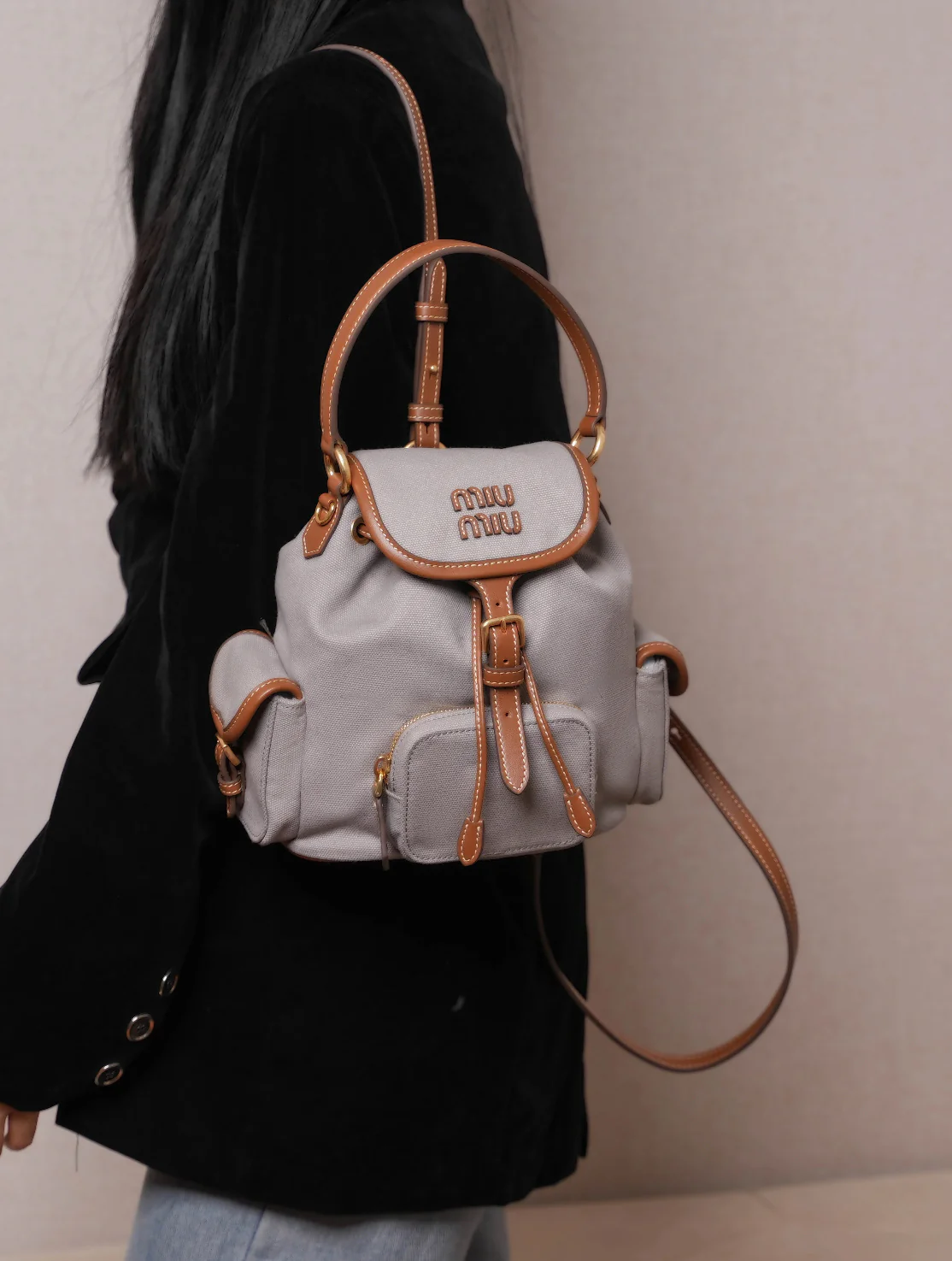 Рюкзак Miu Miu из канваса и кожи — Лондонская лимитированная серия — Маленький серый размер