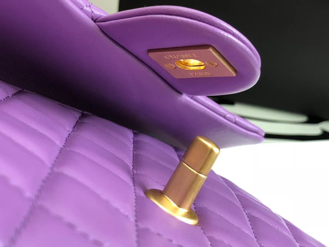 Chanel 2022, последняя модель сумки Golden Globe Square Fat Flap Bag.