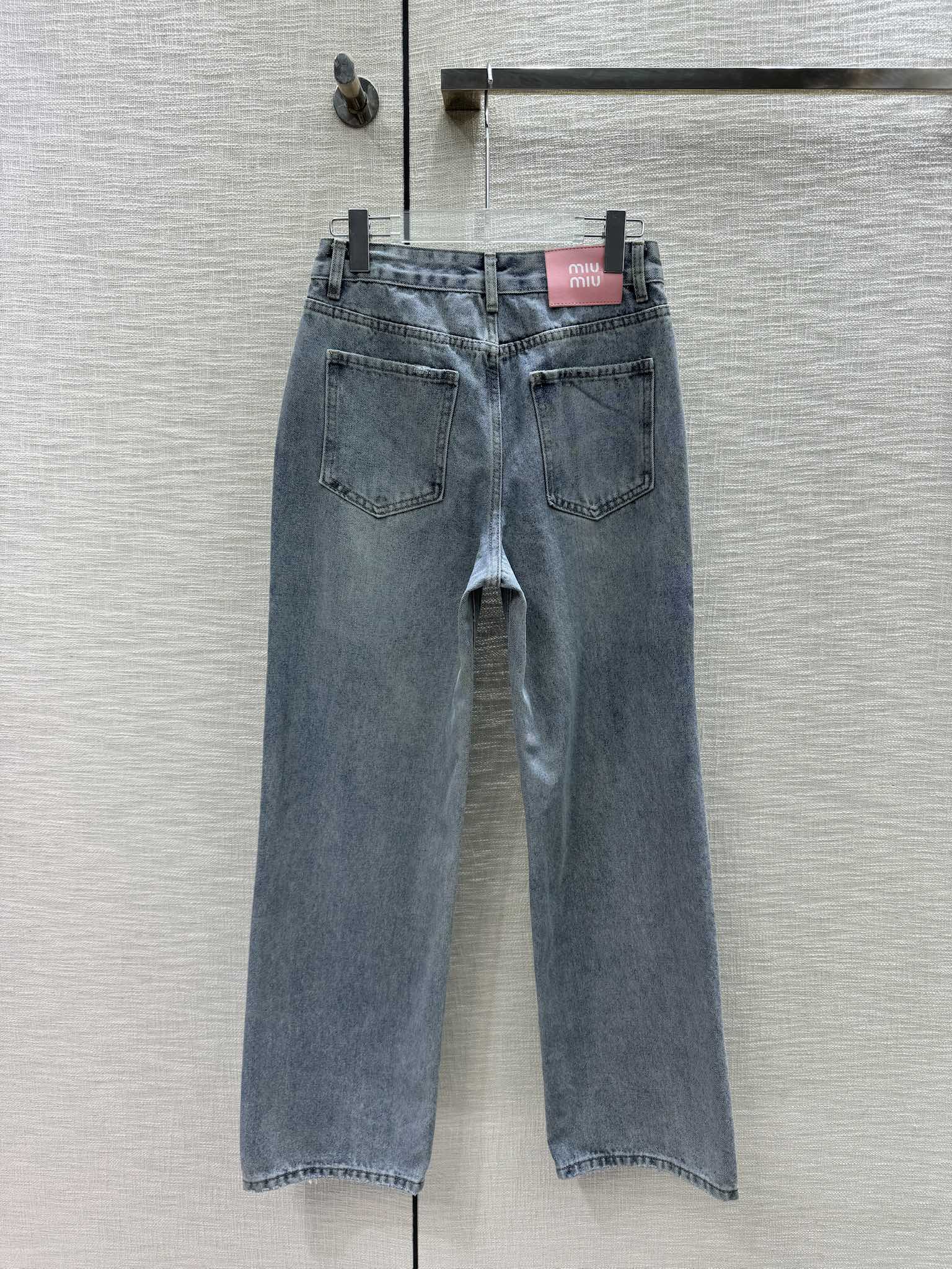 Джинсы Miu Miu 2404 с высокой талией и рваными элементами