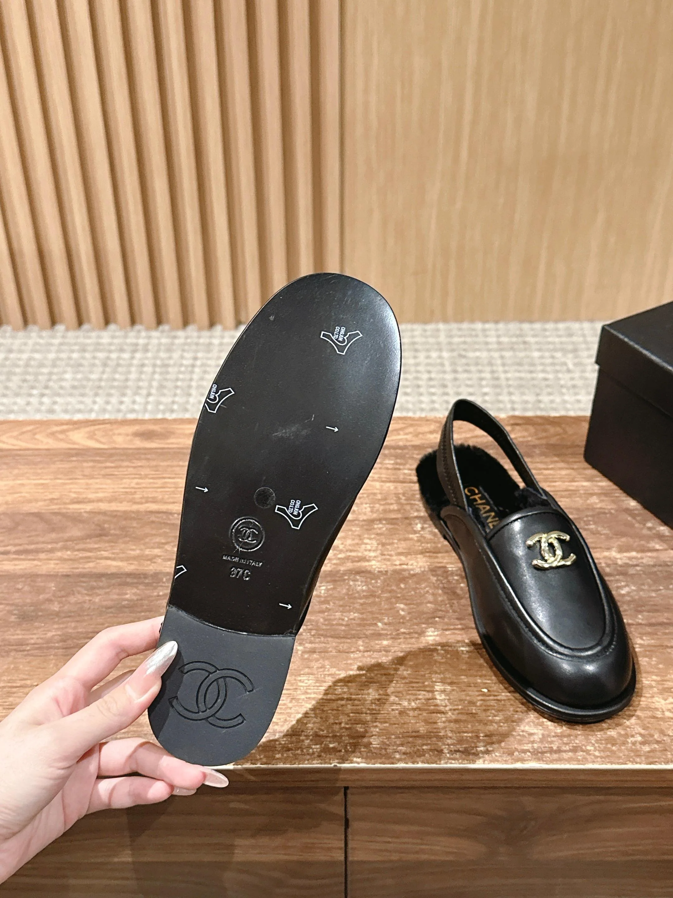 Новинка сезона ?Начало осени? от Chanel — Меховые туфли — Черная кожа