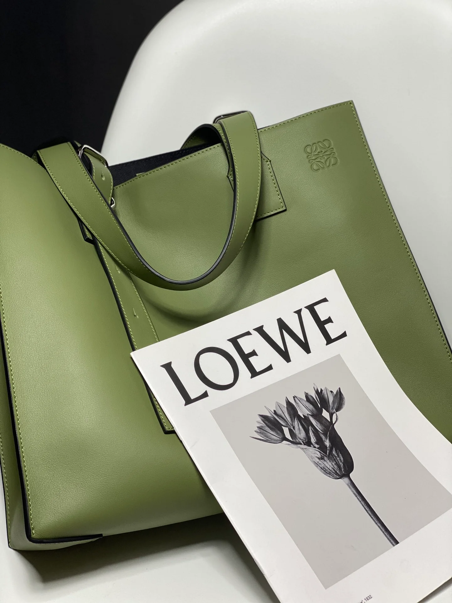 Сумка-тоут с горизонтальной пряжкой Loewe