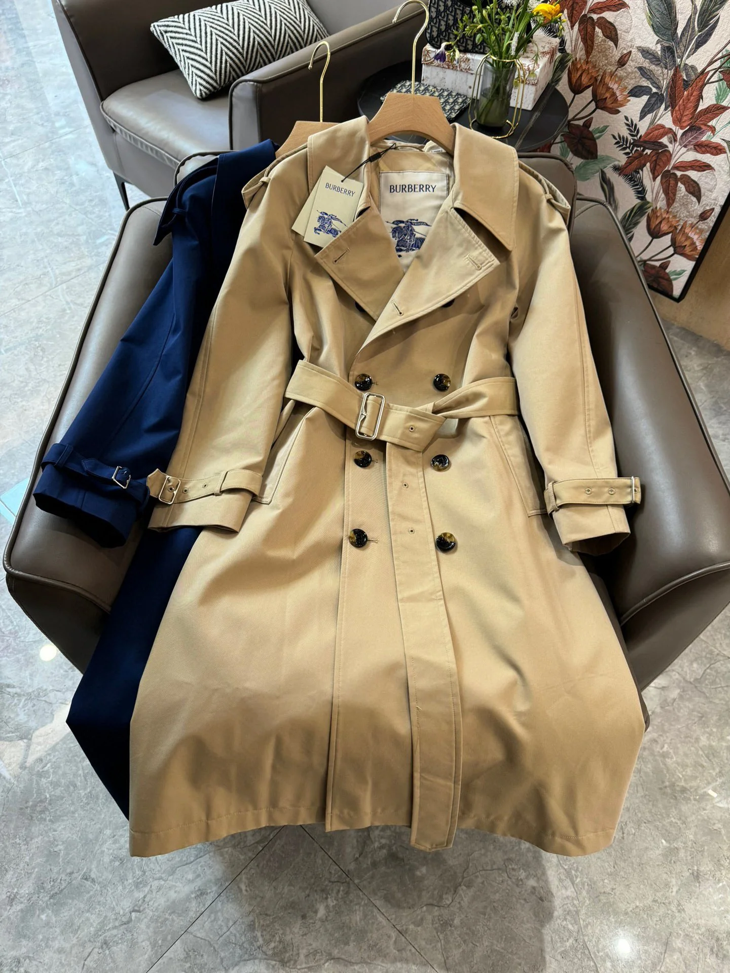 Тренч Burberry 2403-24ss с отложным воротником и поясом на талии - цвет хаки