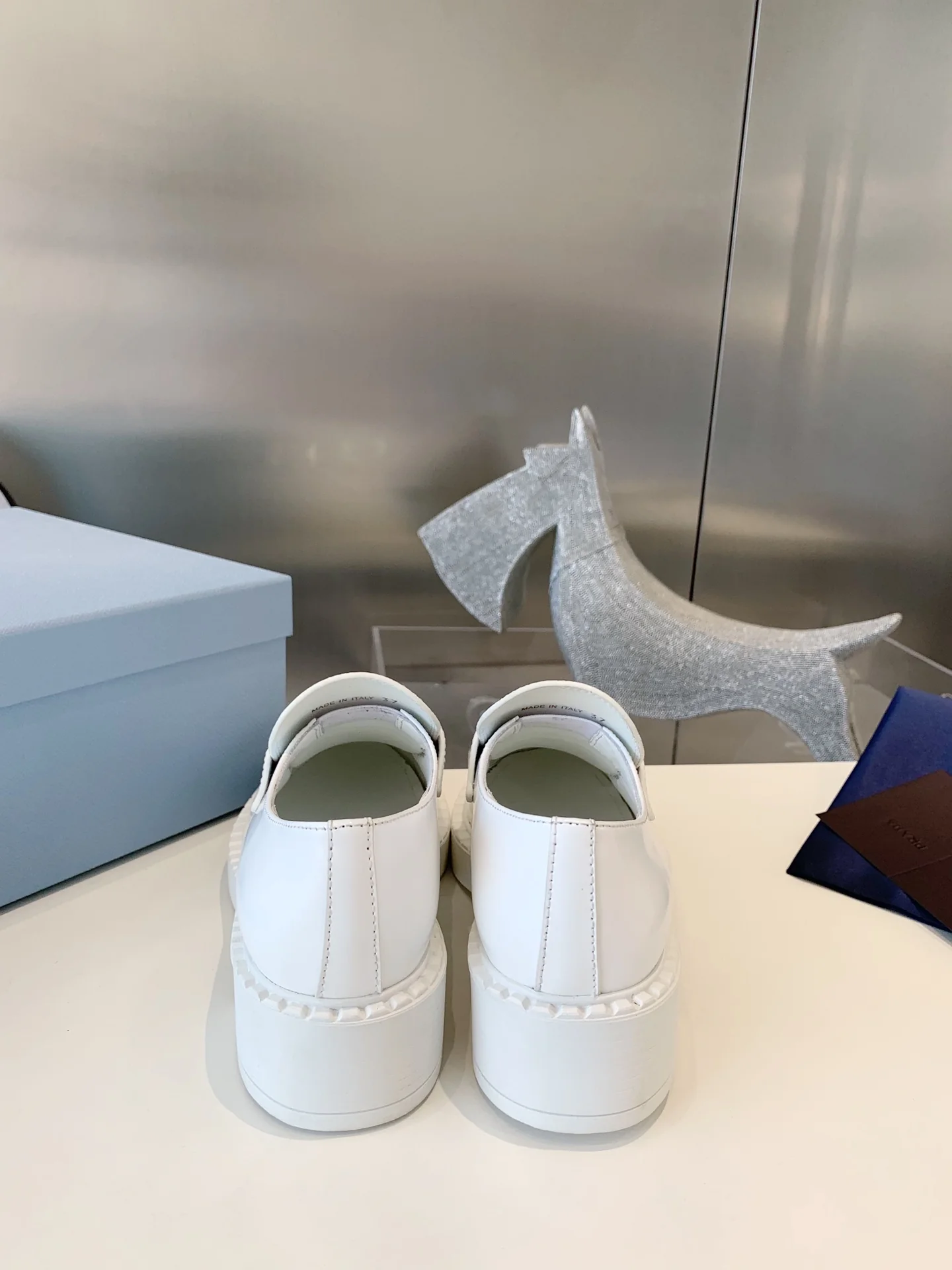 Лоферы Prada Gear - белые