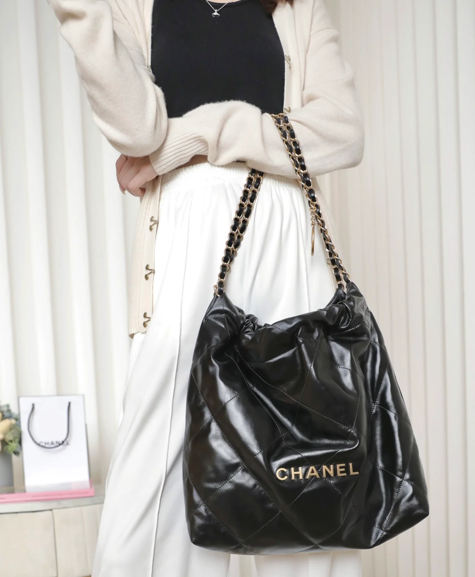 Сумка Chanel 22s 22bag — средний размер, глянцевая телячья кожа — черная с золотой фурнитурой.