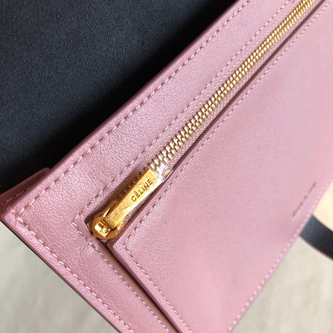 Длинный кошелек Celine — черно-розовый — с принтом в виде пальмовых листьев.