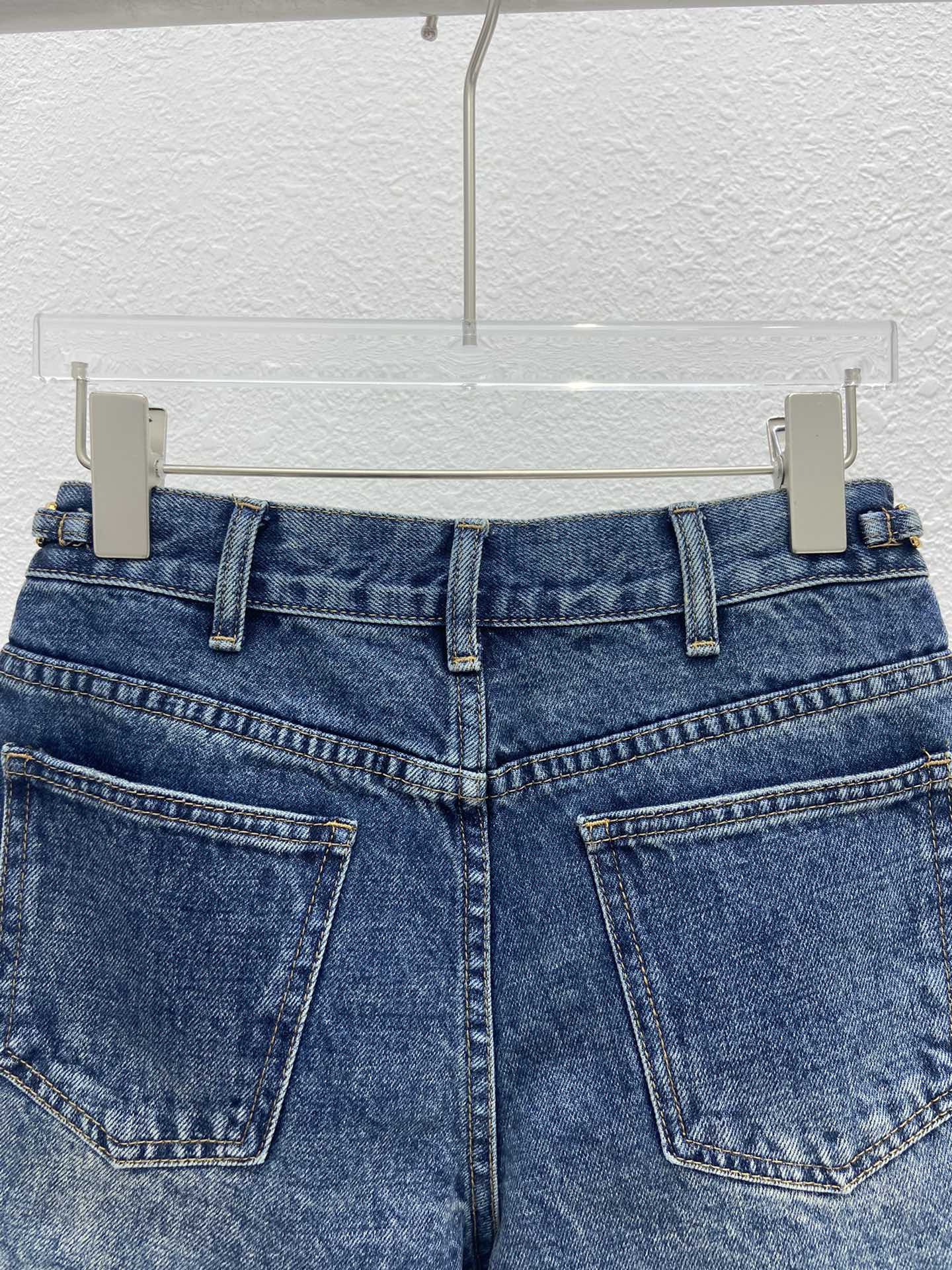 Celine 2403 - Джинсовые шорты с цепочкой на поясе