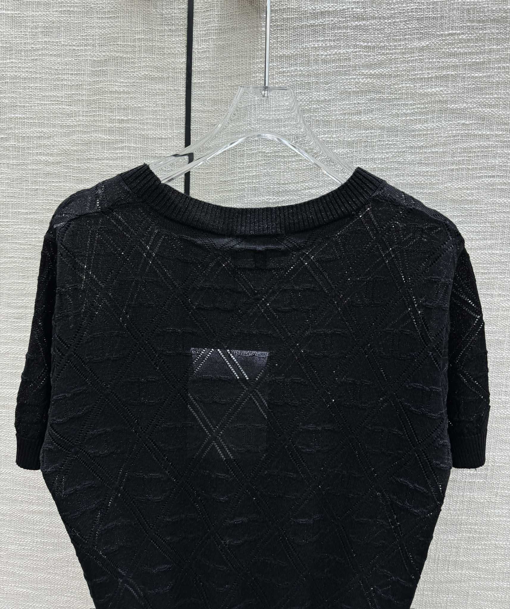 Chanel - 2403-24 Новая модель ранней весны, трикотажная футболка с коротким рукавом и ромбовидным узором Double C - Черная