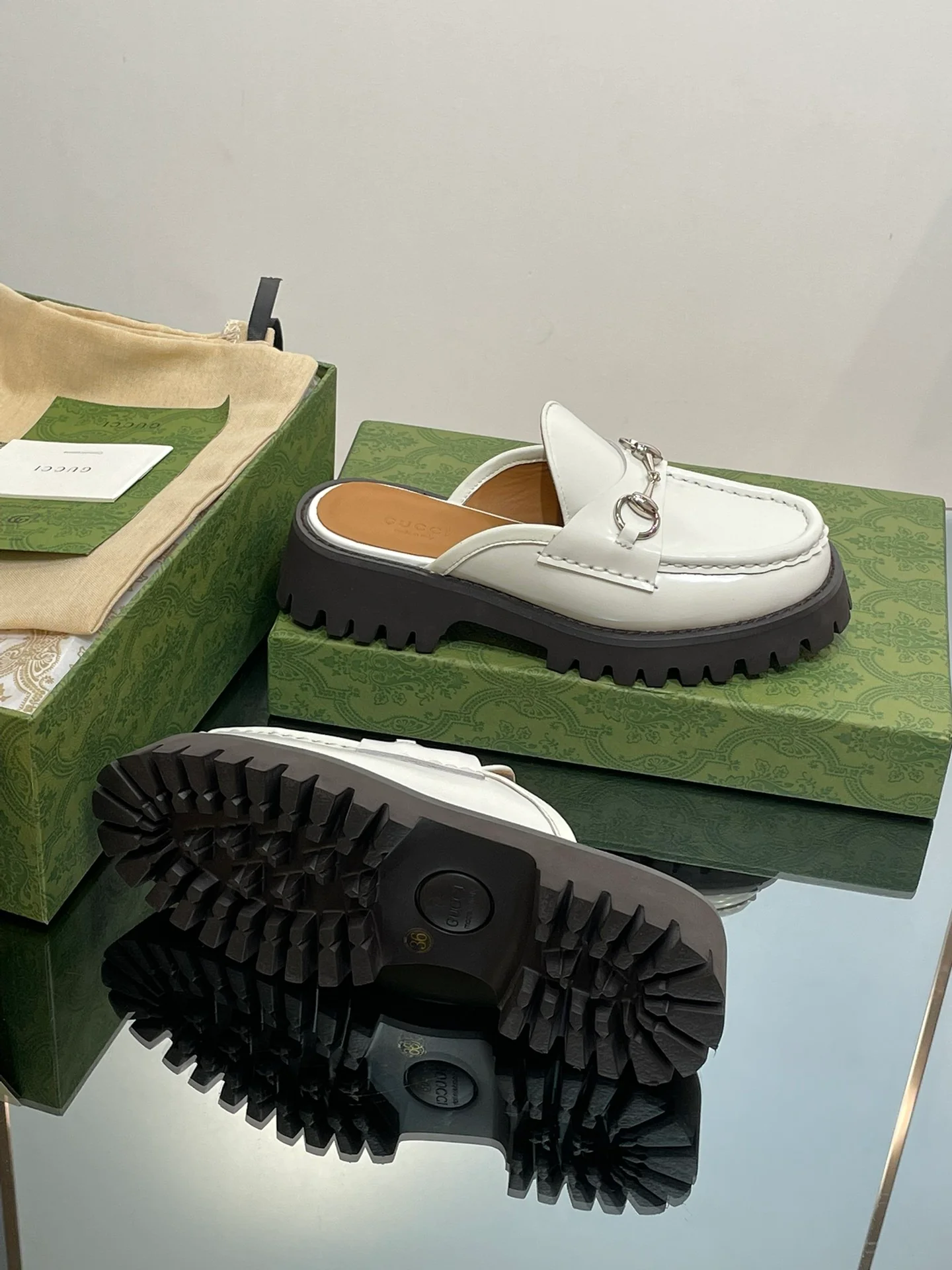 Лоферы Gucci 2024 на платформе с серебряной пряжкой и пряжкой в ??виде конской уздечки - белые
