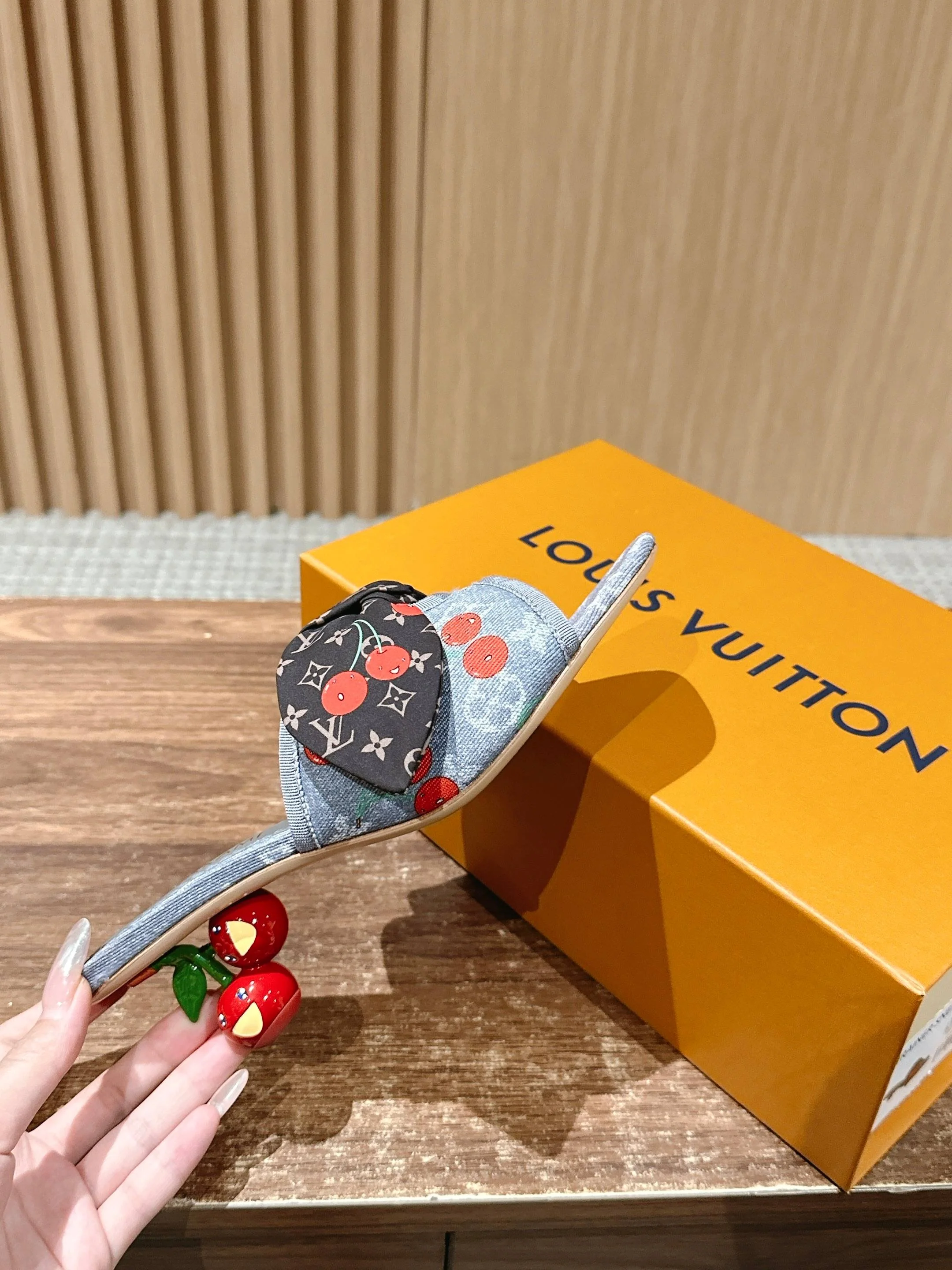 LV - Босоножки на низком каблуке с бантом и вишневым узором - Серые