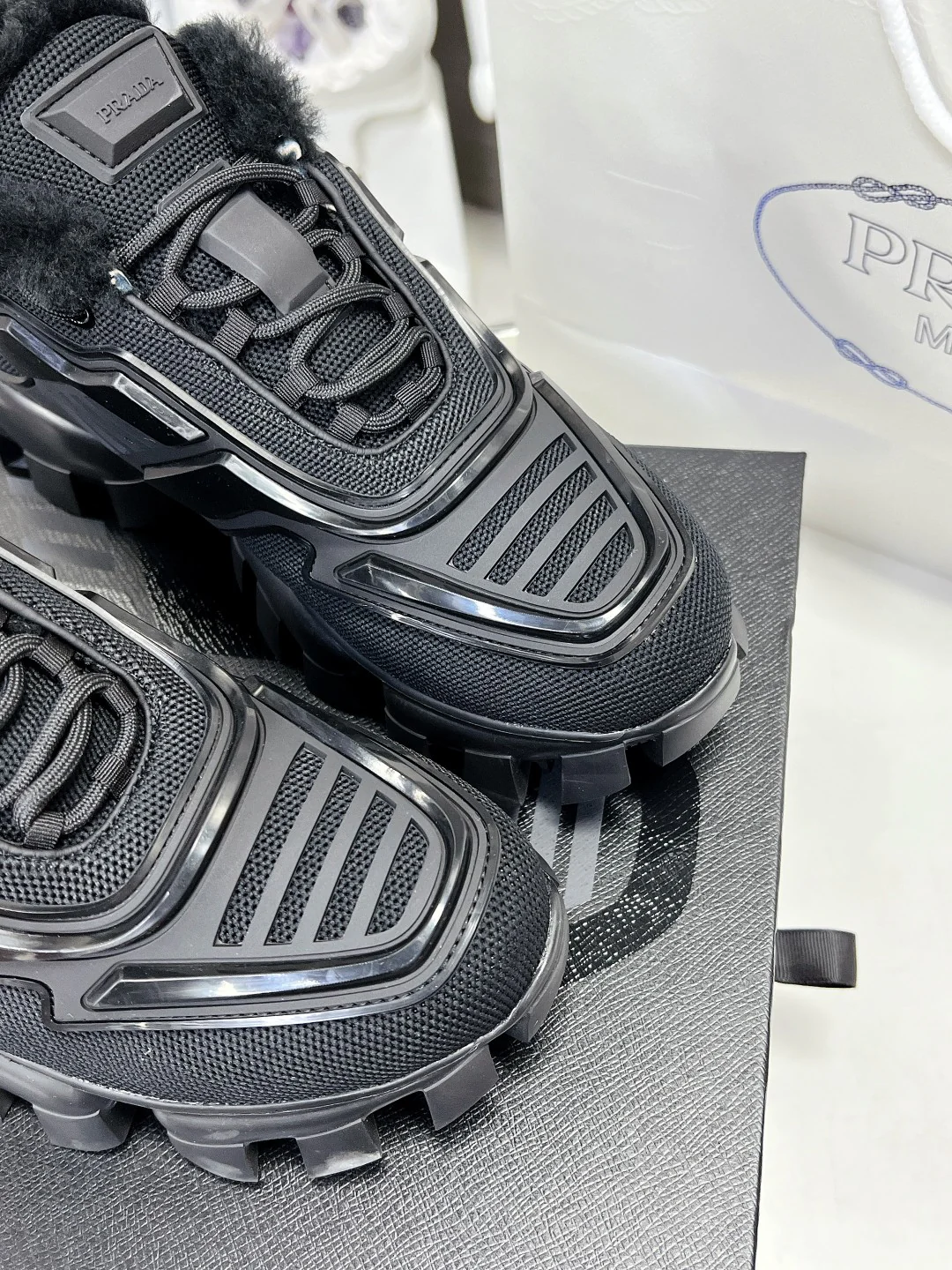 Новинка весны 2022 года от Prada - повседневные туфли на платформе - черные.