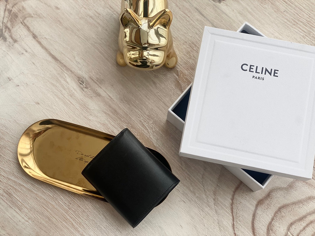 Celine TRIOMPHE 小号亮泽羊皮翻盖钱包-黑色