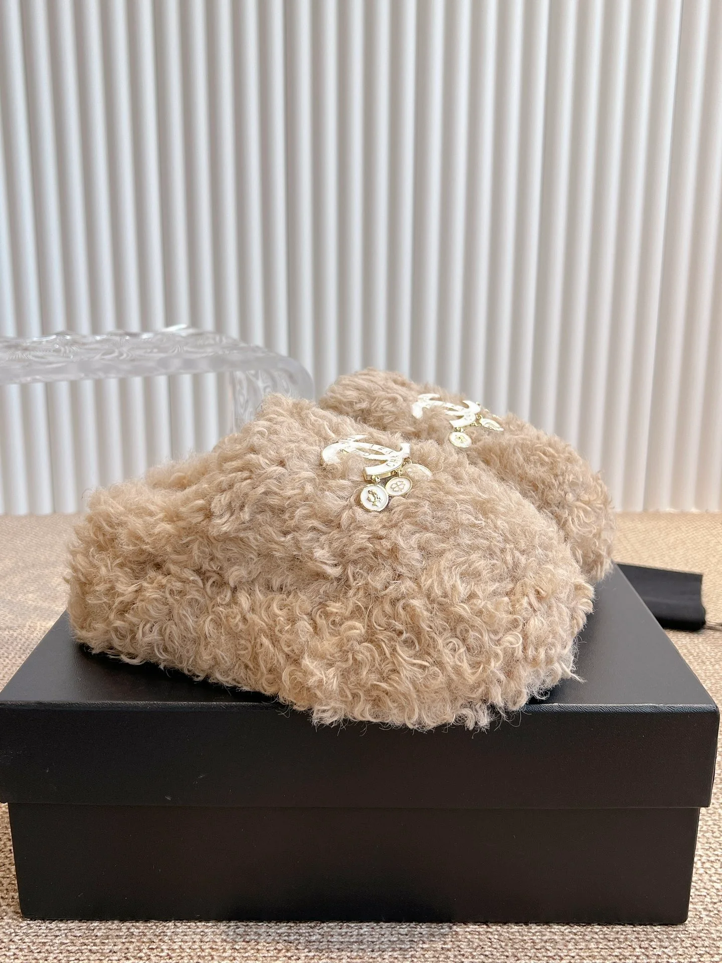 Меховые тапочки Chanel 2024 — кофейного цвета.