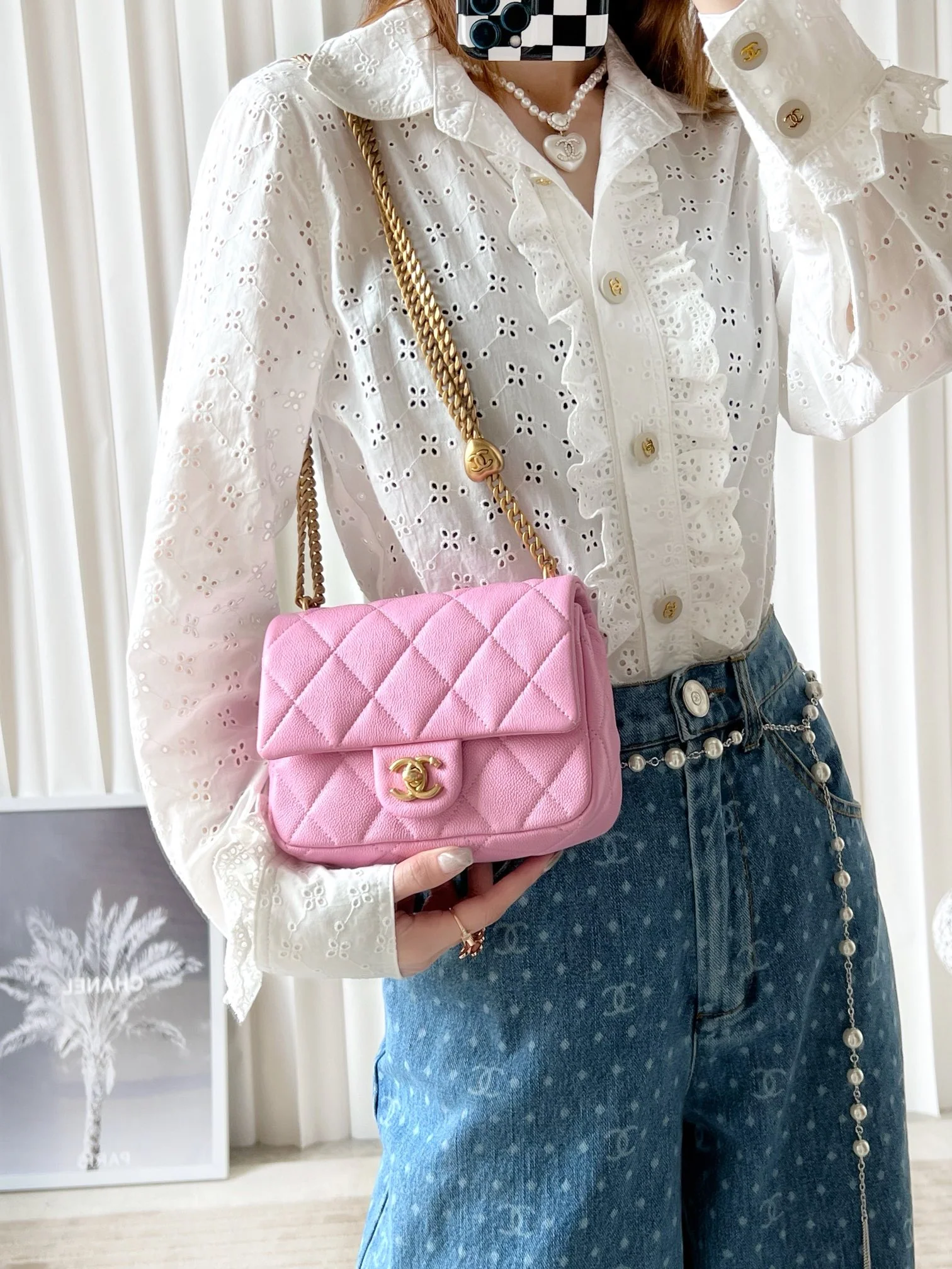 Новинка сезона весна/лето 2023 от Chanel - Сумка-трансформер в форме сердца - Средний размер - Светло-розовый - На фото: сумка в форме сердца