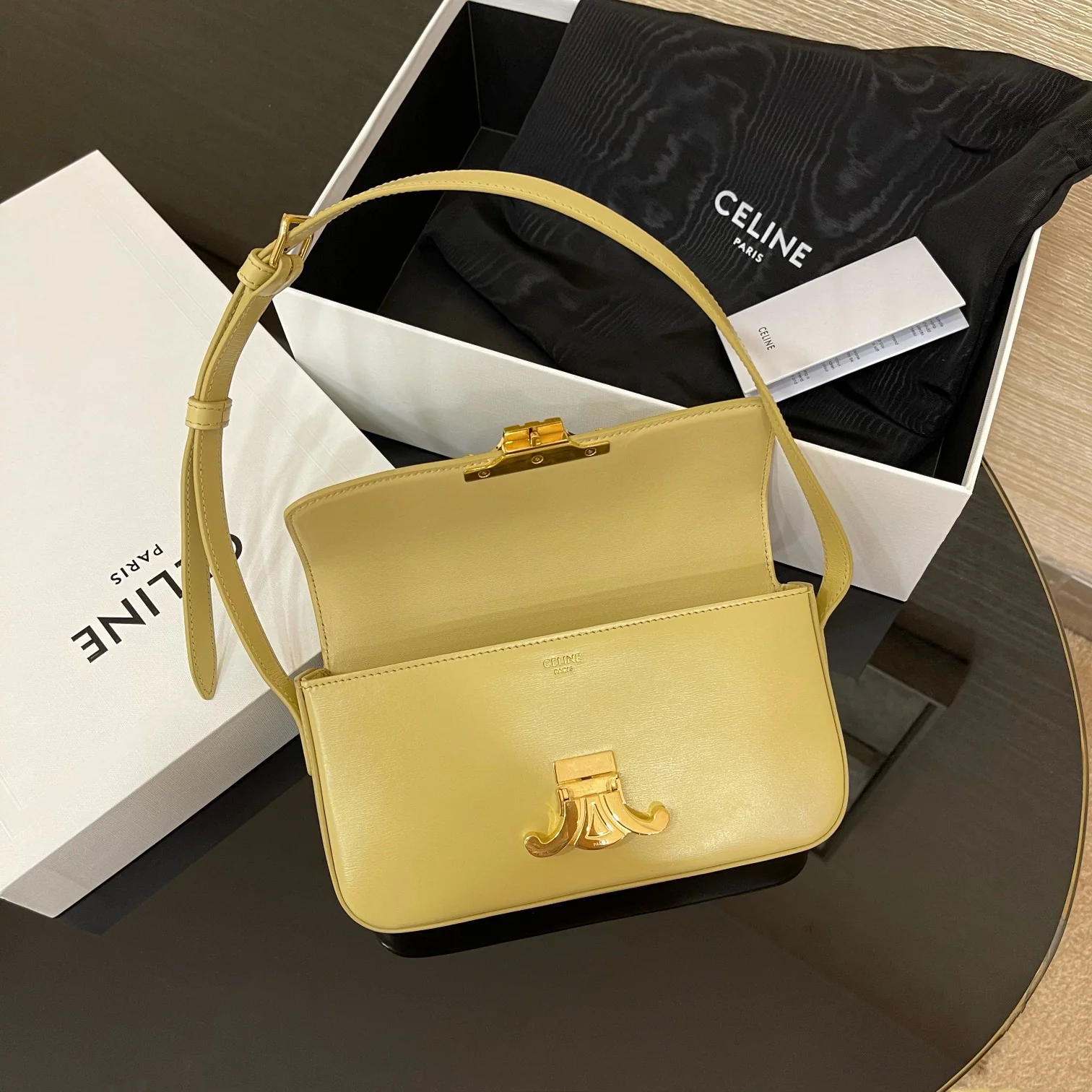 Кожаная сумка через плечо Celine Triomphe - желтая