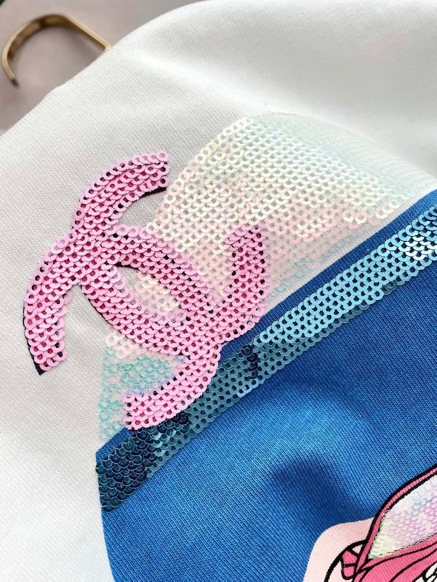 Футболка Chanel 2403 с круглым вырезом и принтом из пайеток, с коротким рукавом